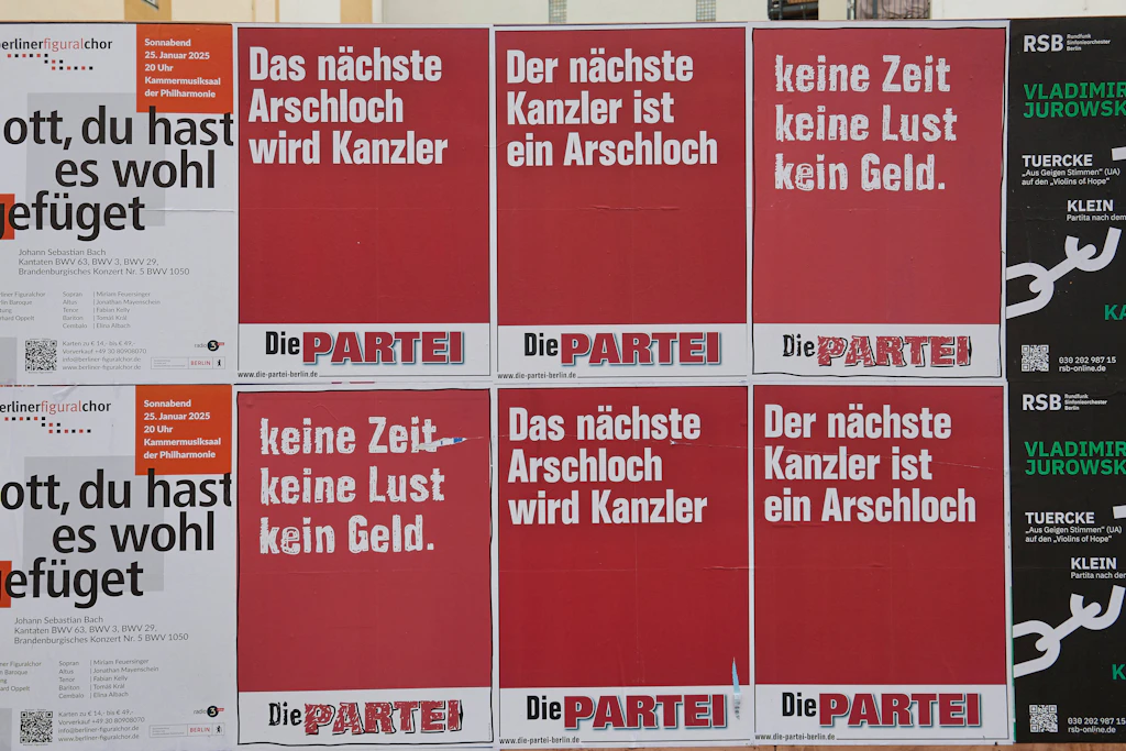 Çalışanlar Friedrich Merz karşıtı “partinin” seçim posterlerini çaldı