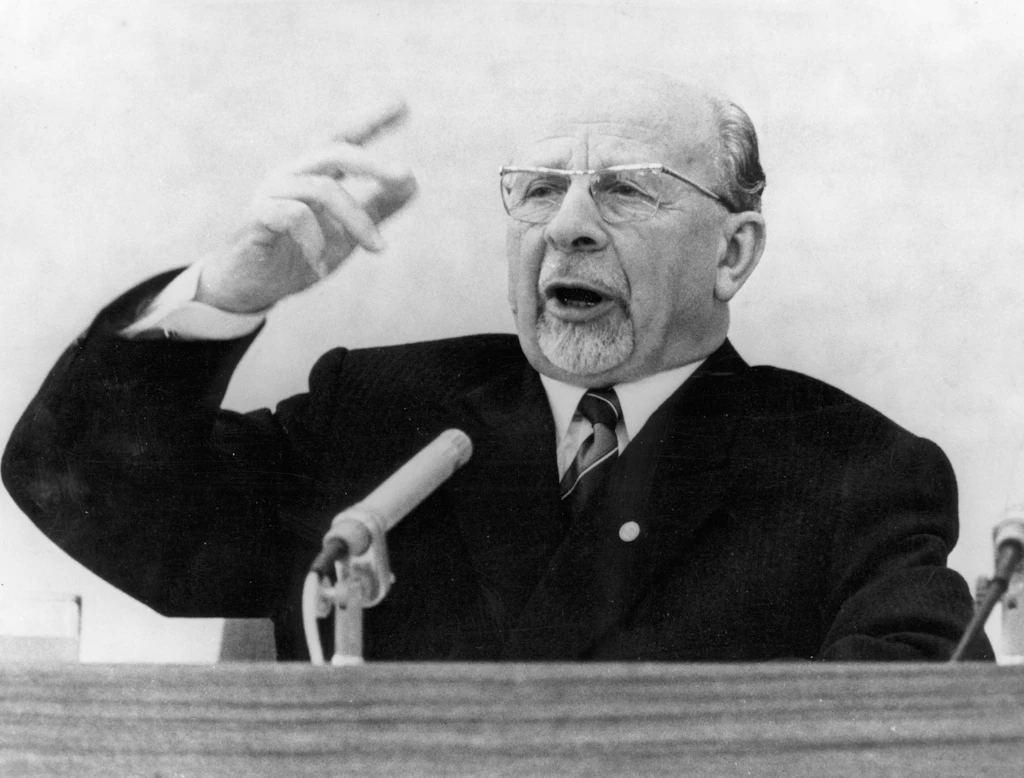 Tolle Witze aus der DDR: Walter Ulbricht läuft mit Lotte durch Oberhof ...