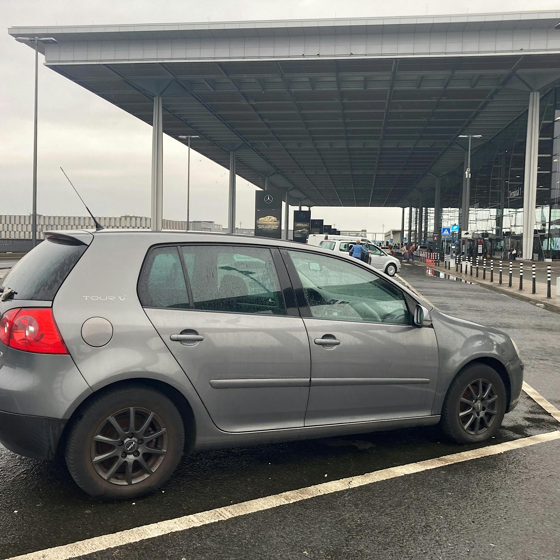 Seit einem Jahr steht ein herrenloses Auto am BER – Wer zahlt jetzt die 200.000 Euro Parkgebühr?