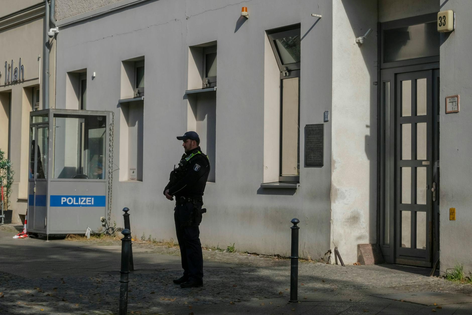 Ein Polizist steht vor der Synagoge in der Brunnenstraße in Berlin-Mitte.