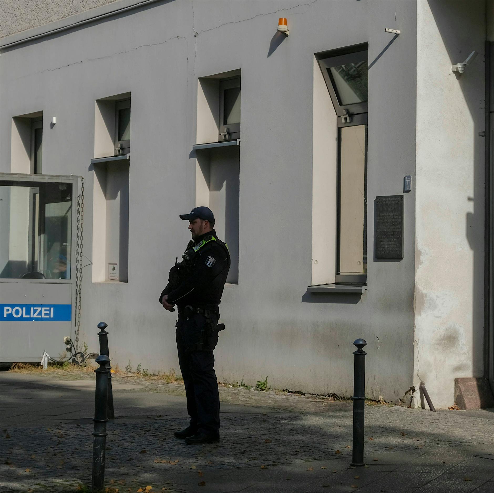 Berliner Polizisten bewachen 1000 Objekte – aber Dienststellen werden von Privatfirmen bewacht