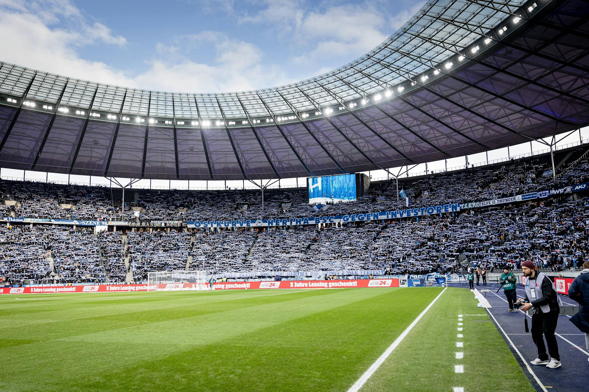 Volle Hütte bei Hertha BSC! Die Fans strömen zu den Blau-Weißen, obwohl es sportlich in dieser Saison eher unbefriedigend ist.
