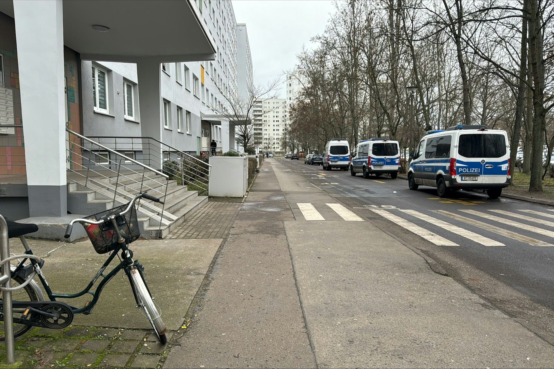 Die Polizei ist an der Elli-Voigt-Straße in Berlin-Lichtenberg im Einsatz.
