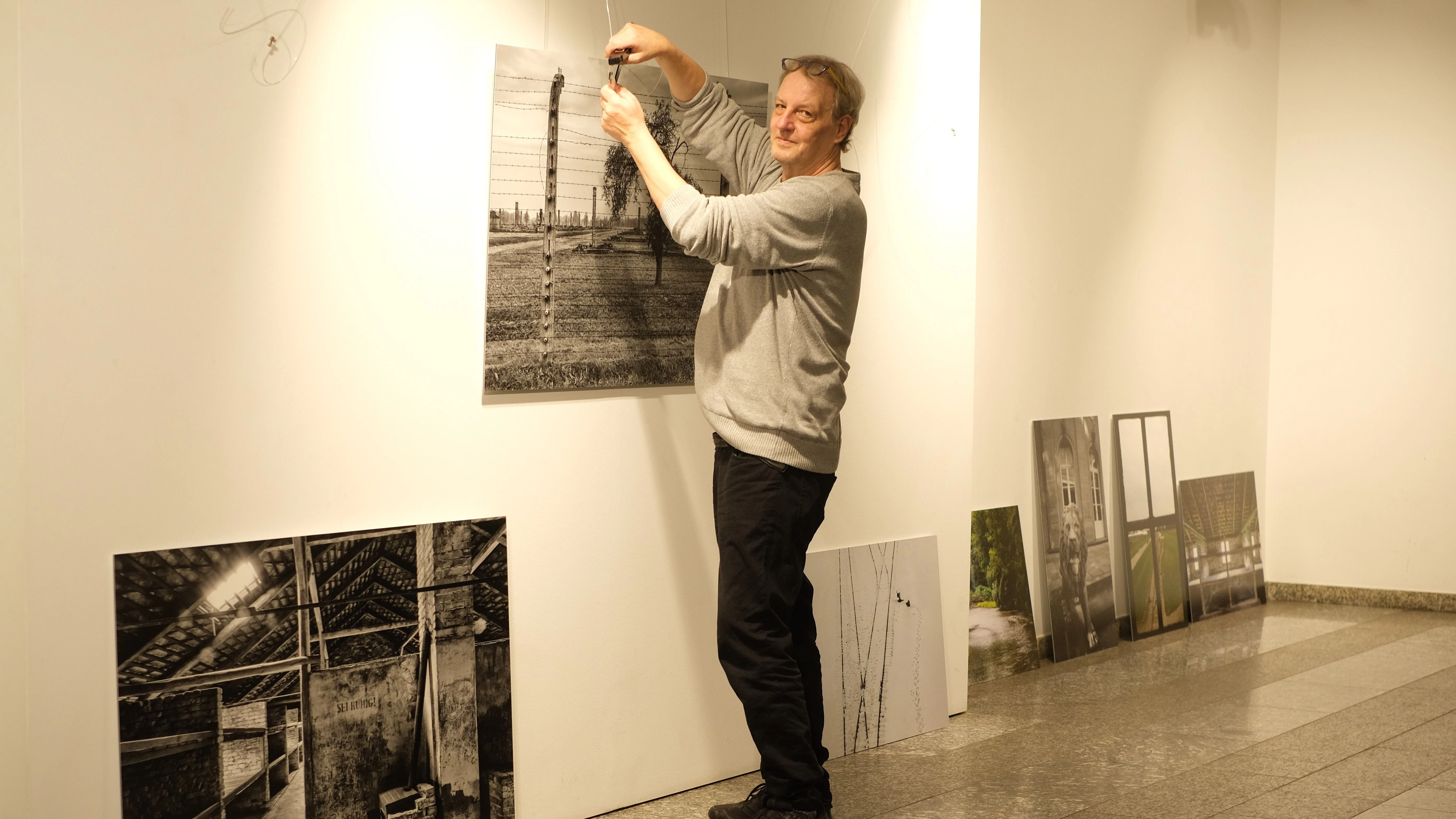 Lutz Müller-Bohlen bei den Vorbereitungen zur Ausstellungseröffnung im Jüdischen Gemeindehaus.