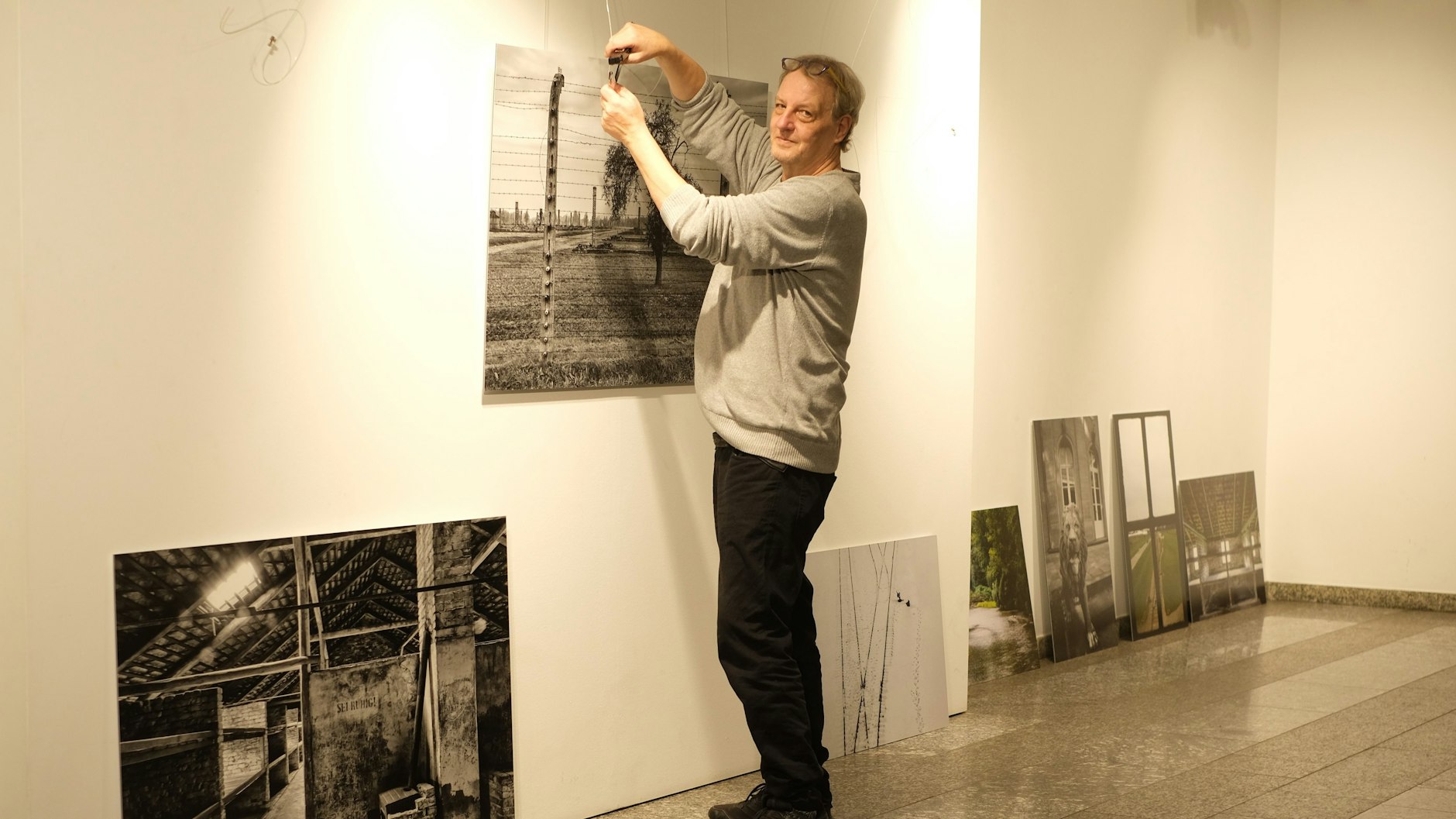 Lutz Müller-Bohlen bei den Vorbereitungen zur Ausstellungseröffnung im Jüdischen Gemeindehaus.