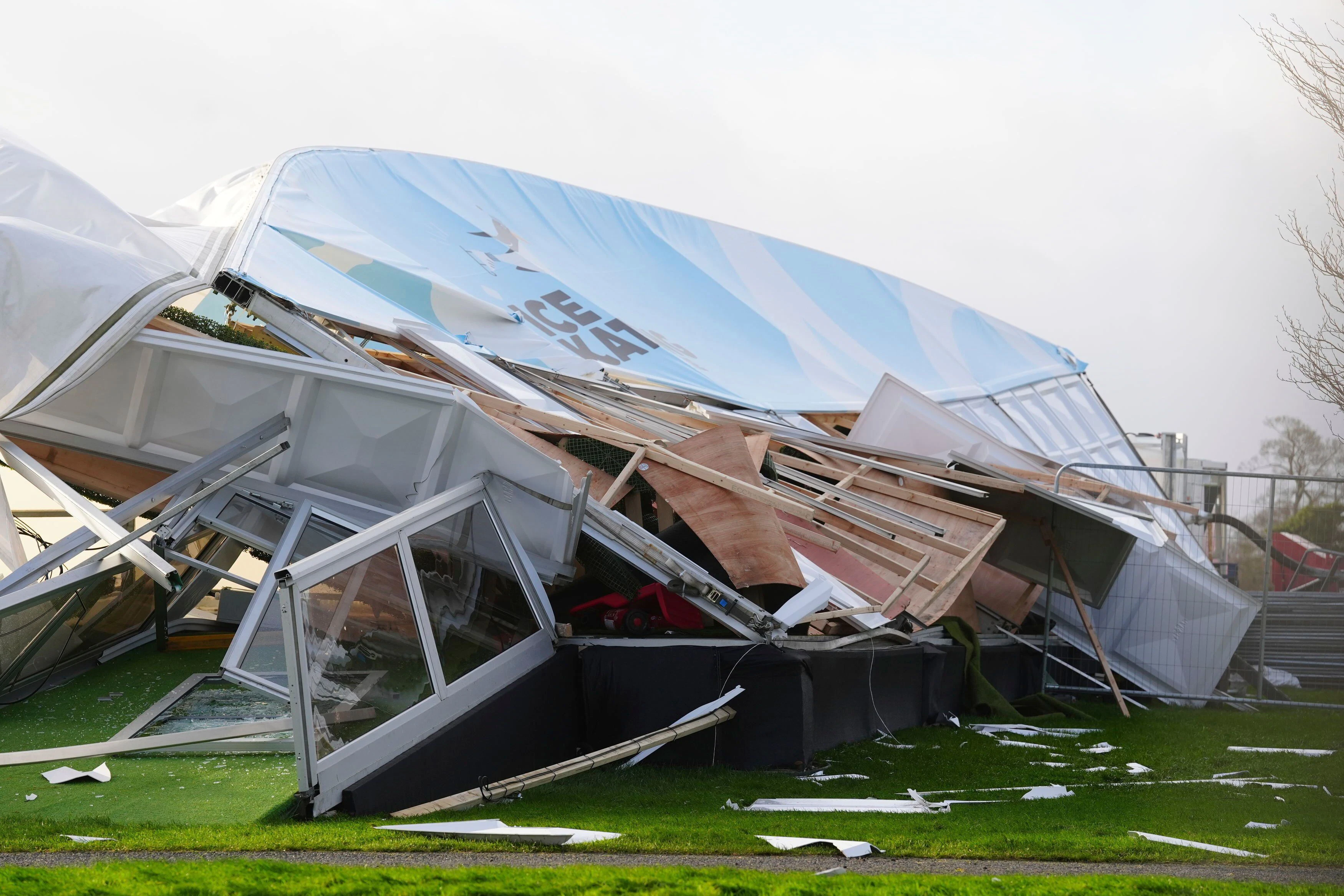 Die Eislaufhalle in Blanchardstown (Irland) wurde vom Wind eingedrückt.  