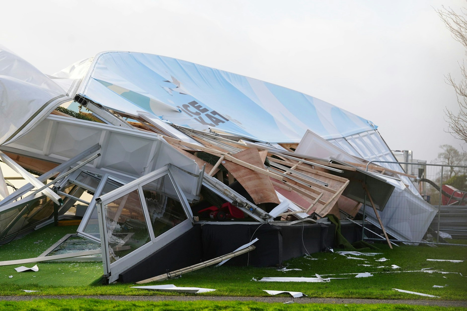 Die Eislaufhalle in Blanchardstown (Irland) wurde vom Wind eingedrückt.  