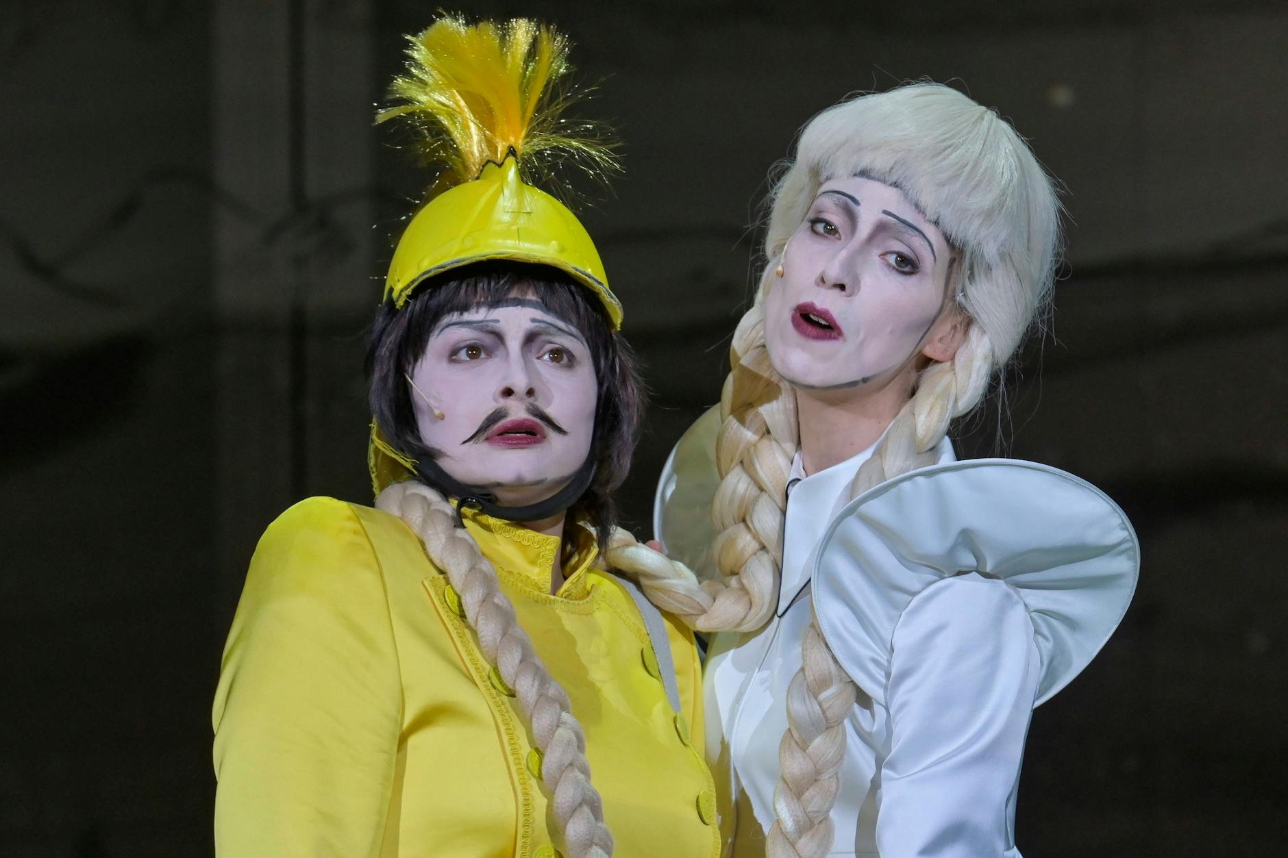 „Carmen“, inszeniert von Christian Weise im Gorki-Theater. Auf dem Bild: Via Jikeli als Don José und Riah Knight als Micaela (v.l.)