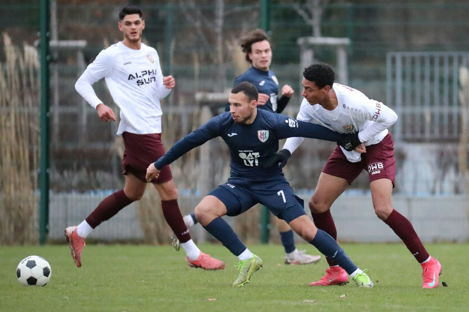 Benny Wüstenhagen (r), der später zum 2:0 für den BFC Dynamo trifft, versucht hier, Babelsbergs Samir Werbelo zu stoppen.