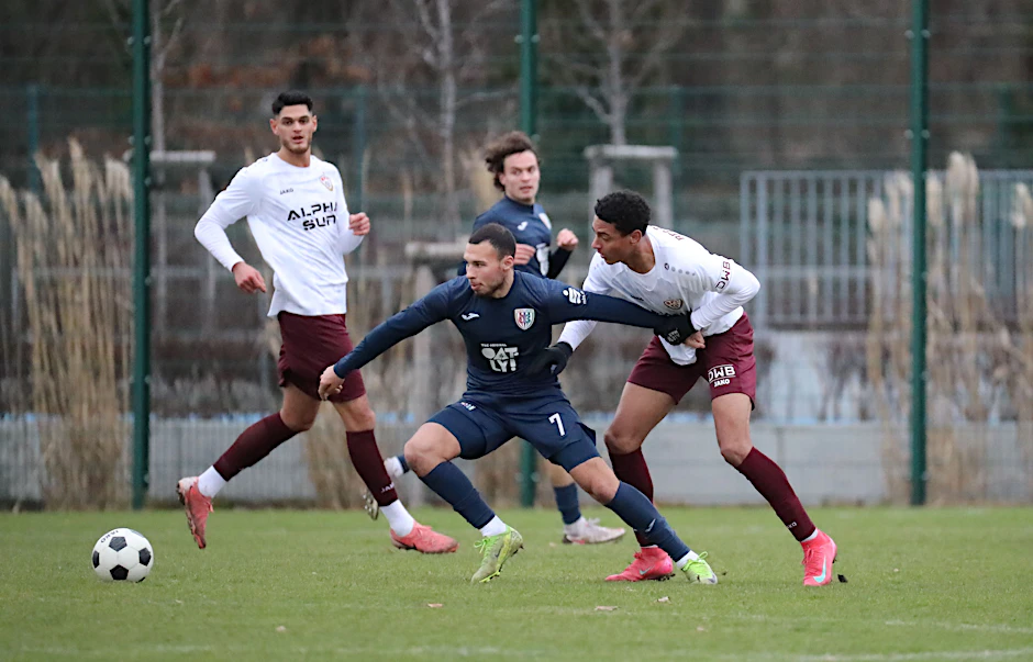 Benny Wüstenhagen (r), der später zum 2:0 für den BFC Dynamo trifft, versucht hier, Babelsbergs&nbsp;Samir Werbelo zu stoppen.