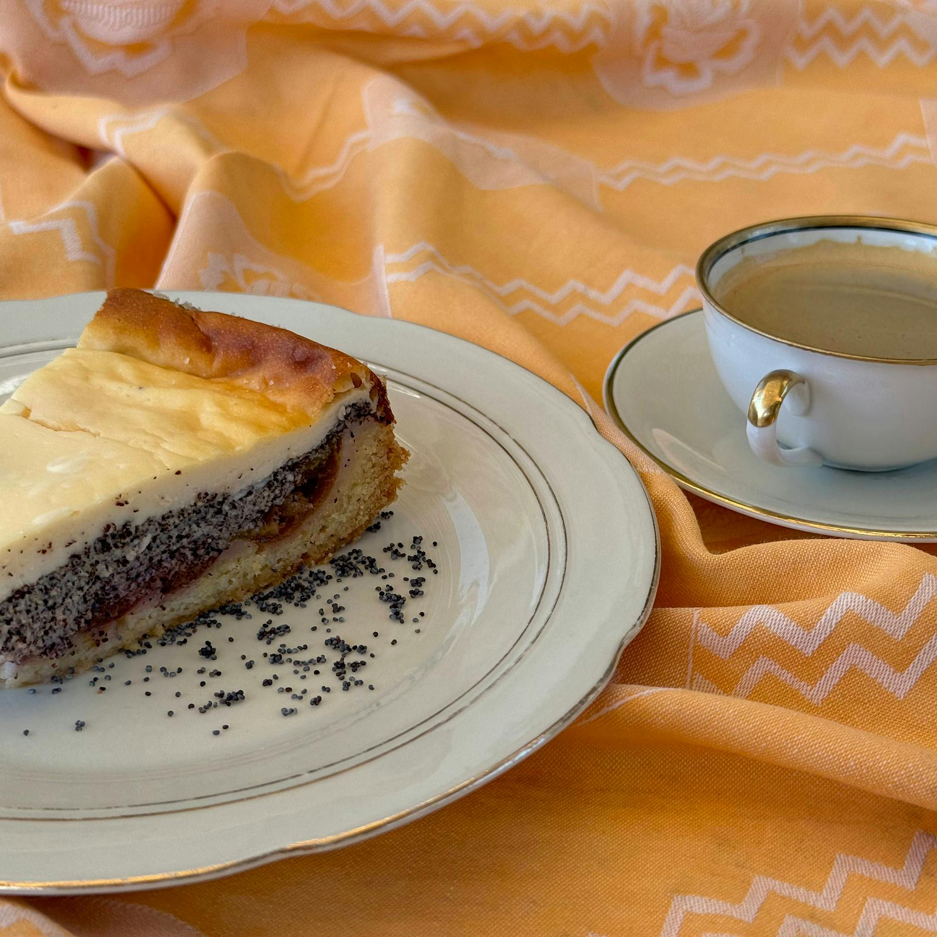 Käse-Mohnkuchen aus Omas Backbuch – hier das geniale Rezept!