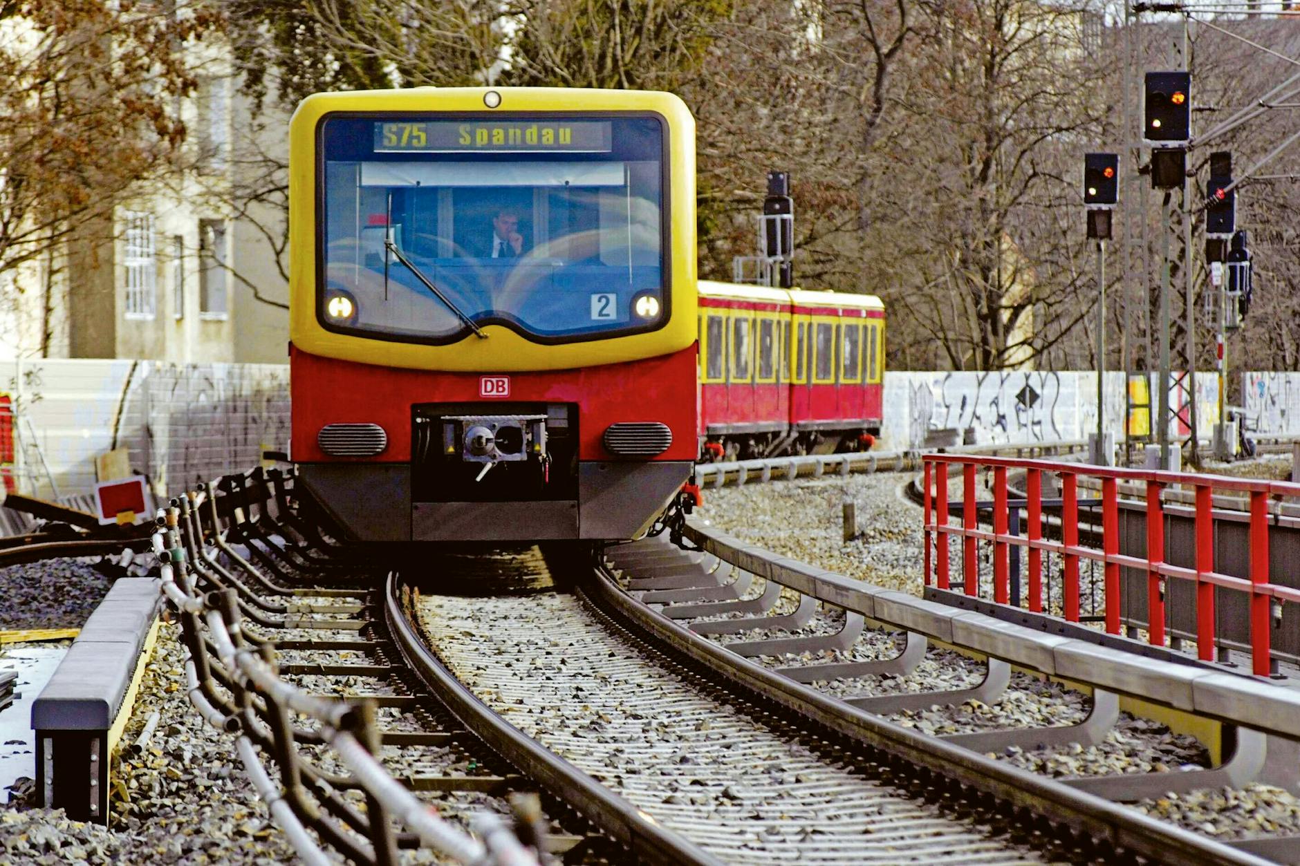 Bisher endet die S 75 in Wartenberg. In Zukunft soll die Linie bis zur Schönerlinder Straße verlängert werden.