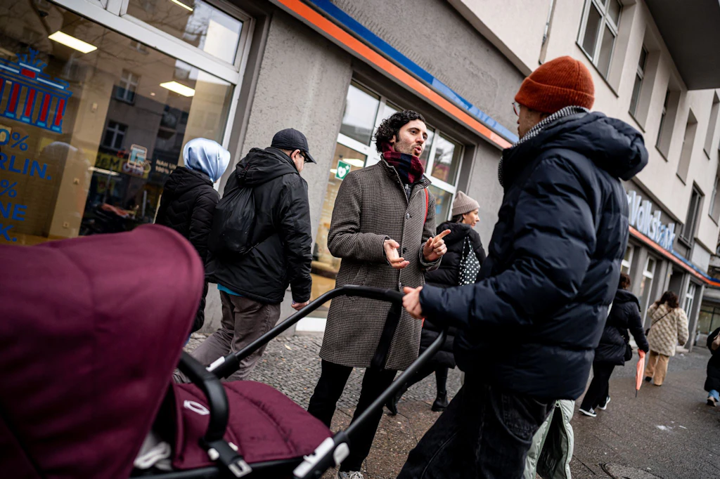 Unterwegs an Neuköllns Haustüren: Was Menschen mit Migrationshintergrund wählen