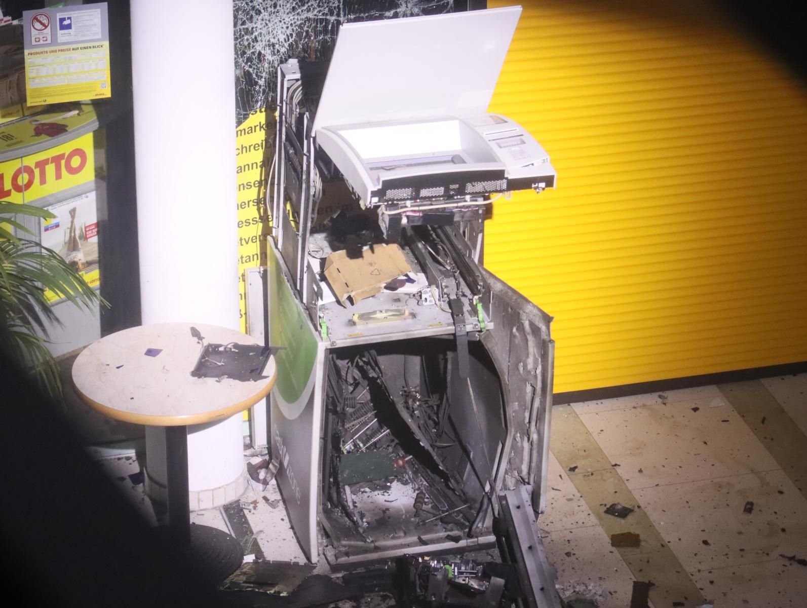 Heftige Explosion: Geldautomat gesprengt – Wohnhaus schwer beschädigt!