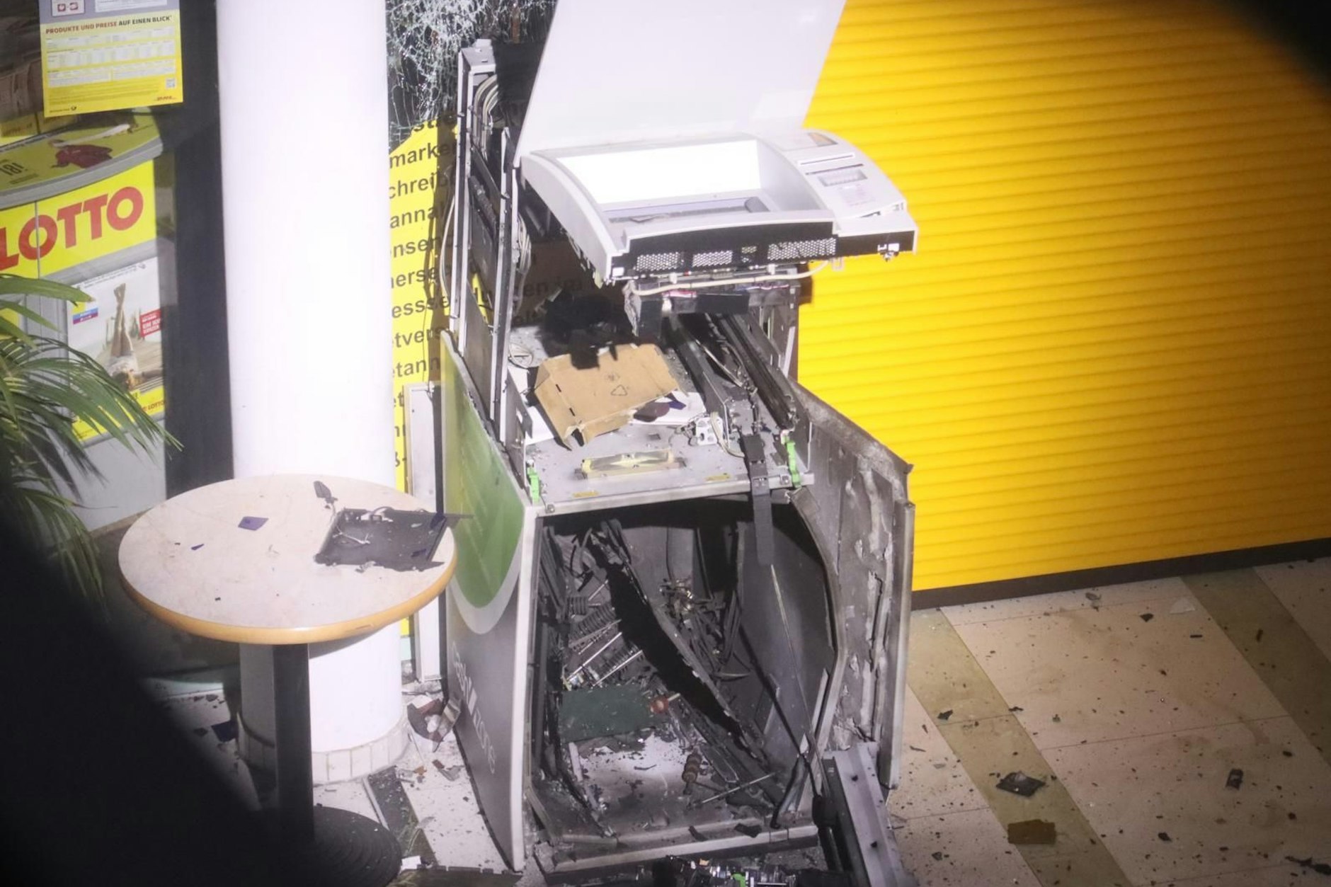 Von dem Geldautomaten bliebt nicht viel übrig.