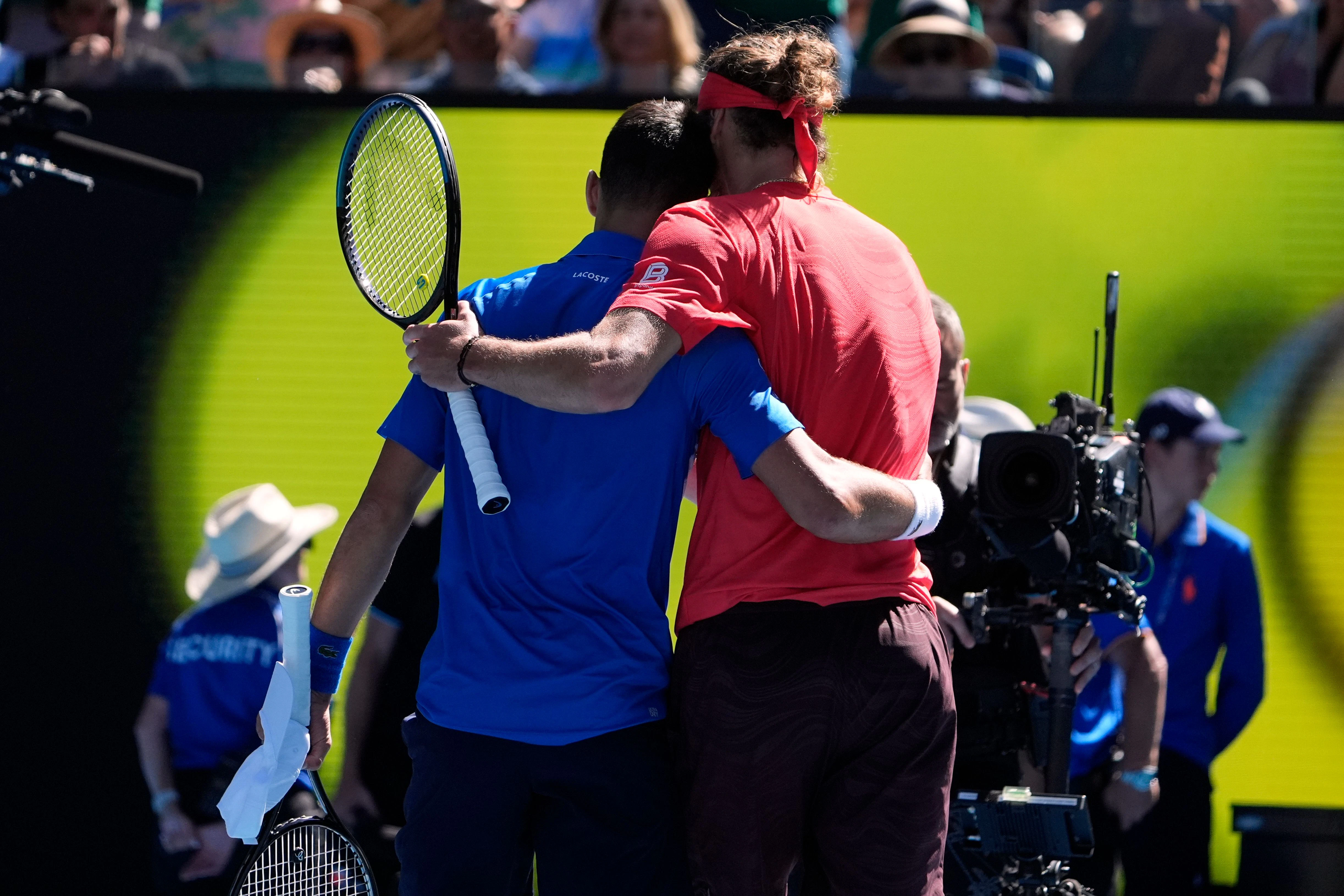 Alexander Zverev umarmt Novak Djokovic, nachdem Djokovic das Spiel aufgegeben hat. 