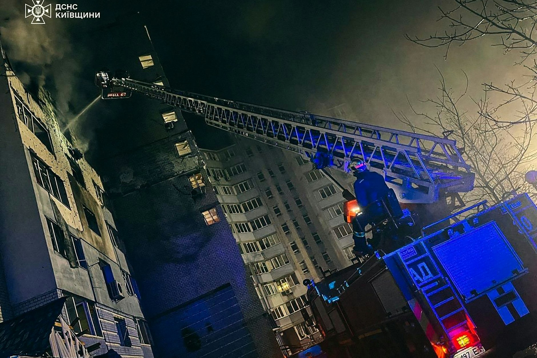 Ukraine, Kiew: Auf diesem vom ukrainischen Katastrophenschutz zur Verfügung gestellten Foto arbeiten Rettungskräfte daran, einen Brand nach einem russischen Drohnenangriff in der Region Kiew zu löschen.