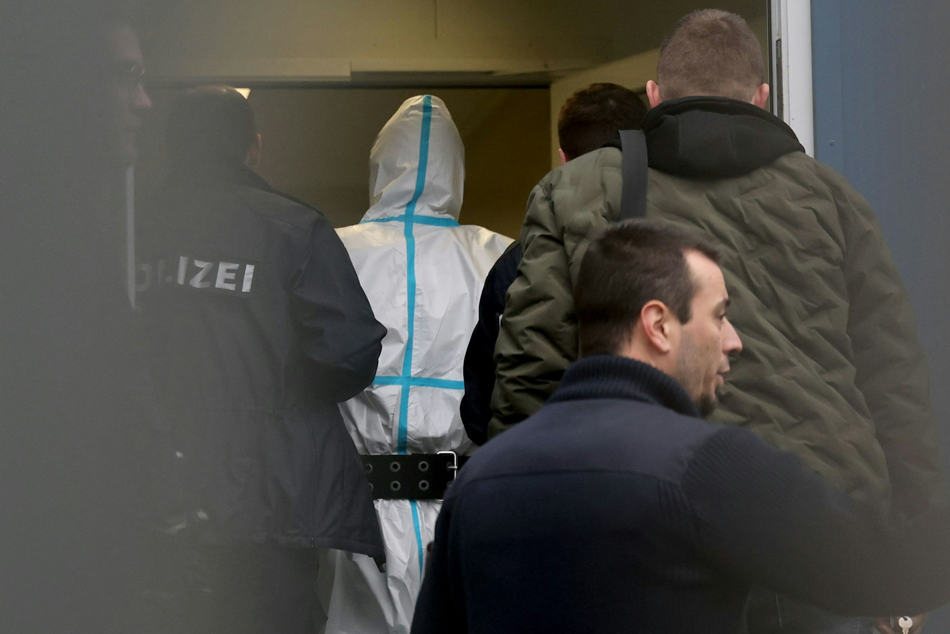 Beamte der Polizei führen den Messer-Killer von Aschaffenburg zum Haftrichter. Bisher ist unklar, was genau ihn zu seiner Tat getrieben haben könnte.