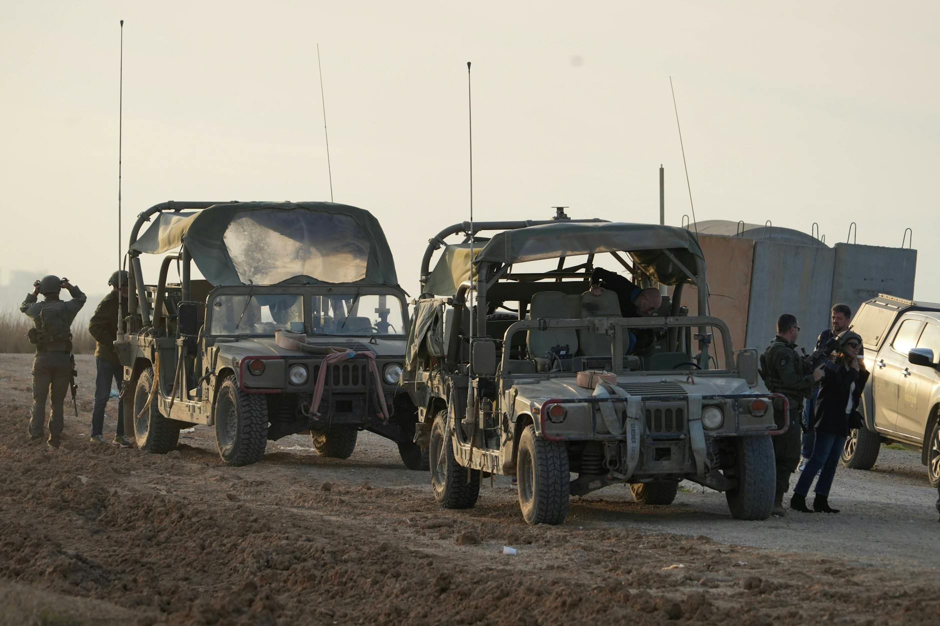 Israelische Soldaten ziehen sich im Rahmen des Geisel-Deals und Waffenruhe-Abkommens aus dem Gazastreifen zurück.