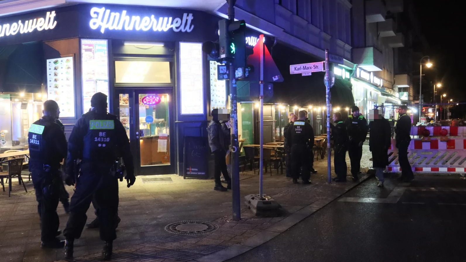 Die Polizei vor Ort in Neukölln.