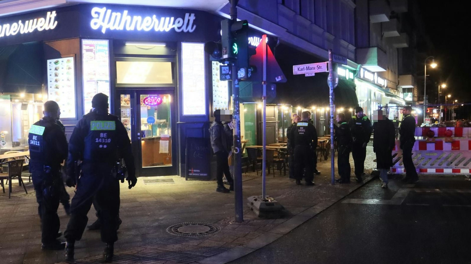 Die Polizei vor Ort in Neukölln.