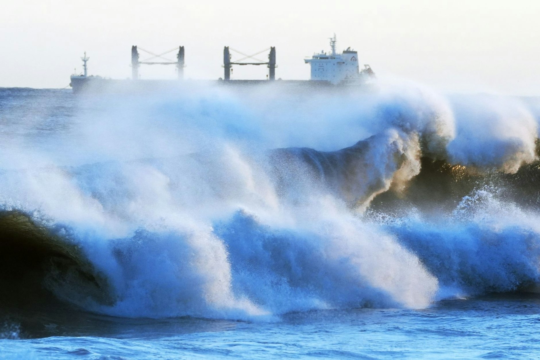 Riesige Wellen schlagen gegen die Küste von Whitley Bay in North Tyneside.