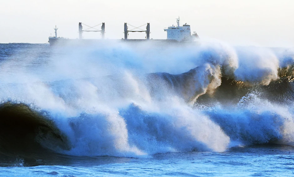Riesige Wellen schlagen gegen die Küste von Whitley Bay in North Tyneside. 