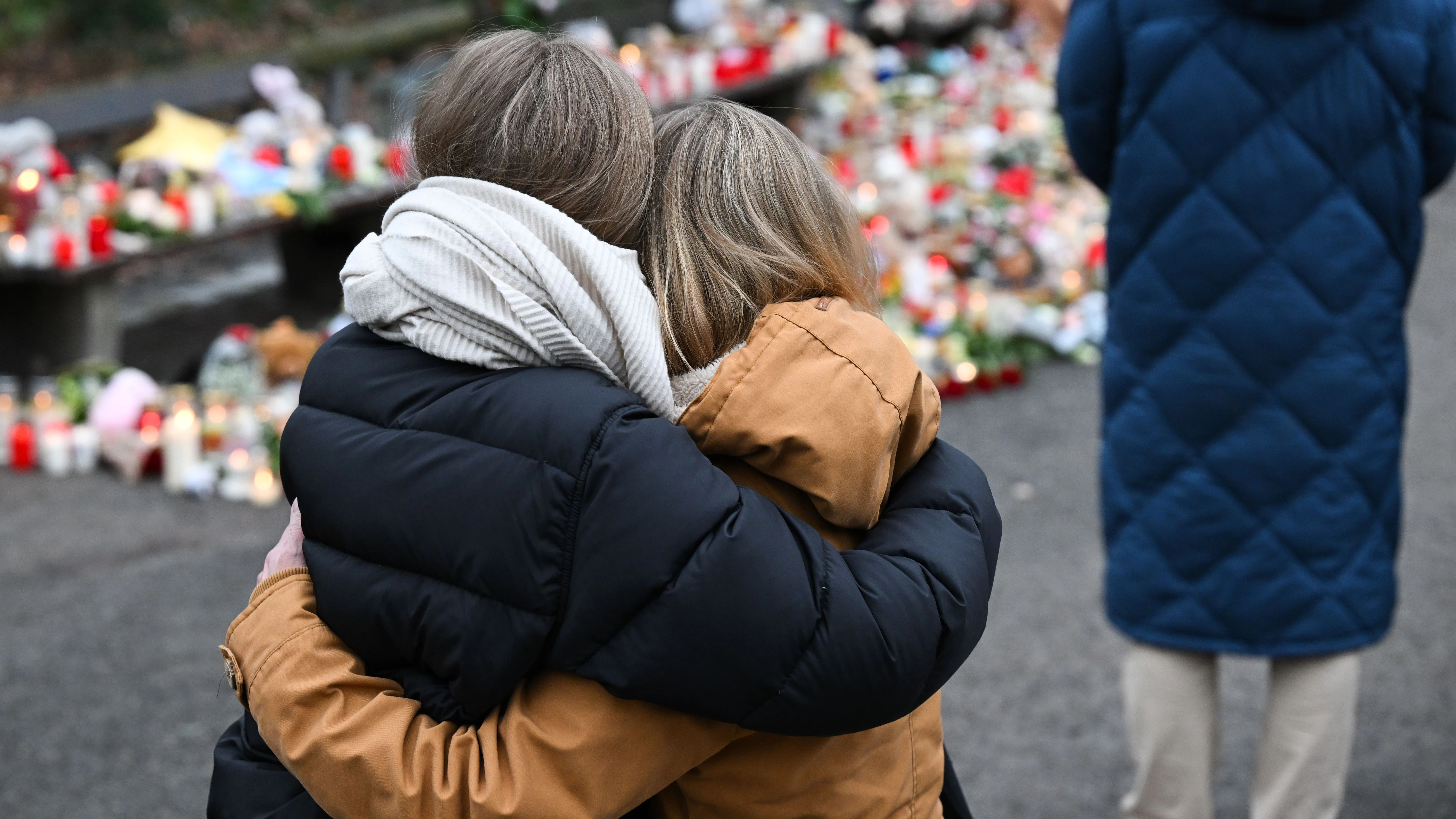 Trauer am Ort des Geschehens: An den Tagen nach der Tat legten Menschen am Tatort in Aschaffenburg Blumen nieder und stellten Kerzen auf.