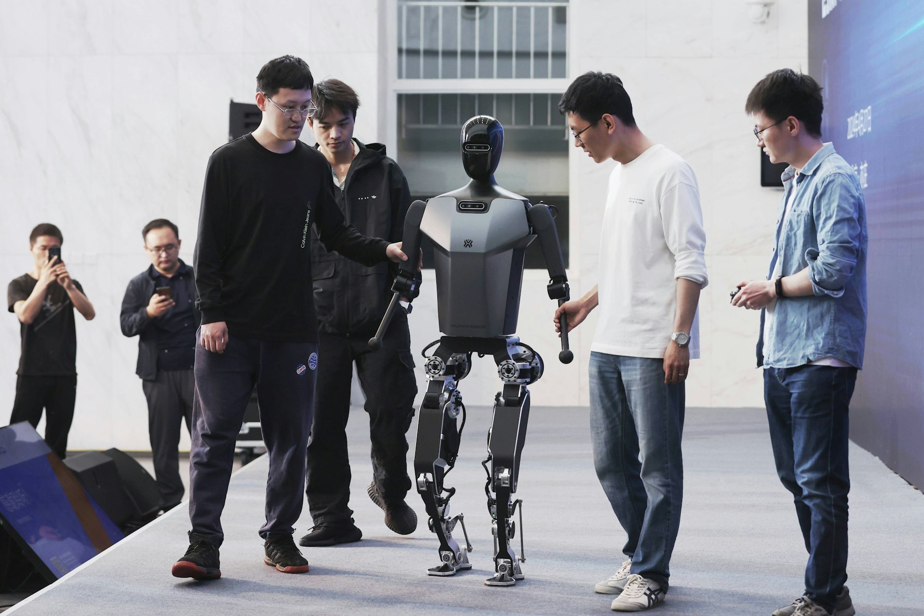 Tiangong, ein humanoider Roboter, der vom Beijing Humanoid Robot Innovation Center entwickelt wurde, läuft bei dem Halbmarathon in Peking mit.