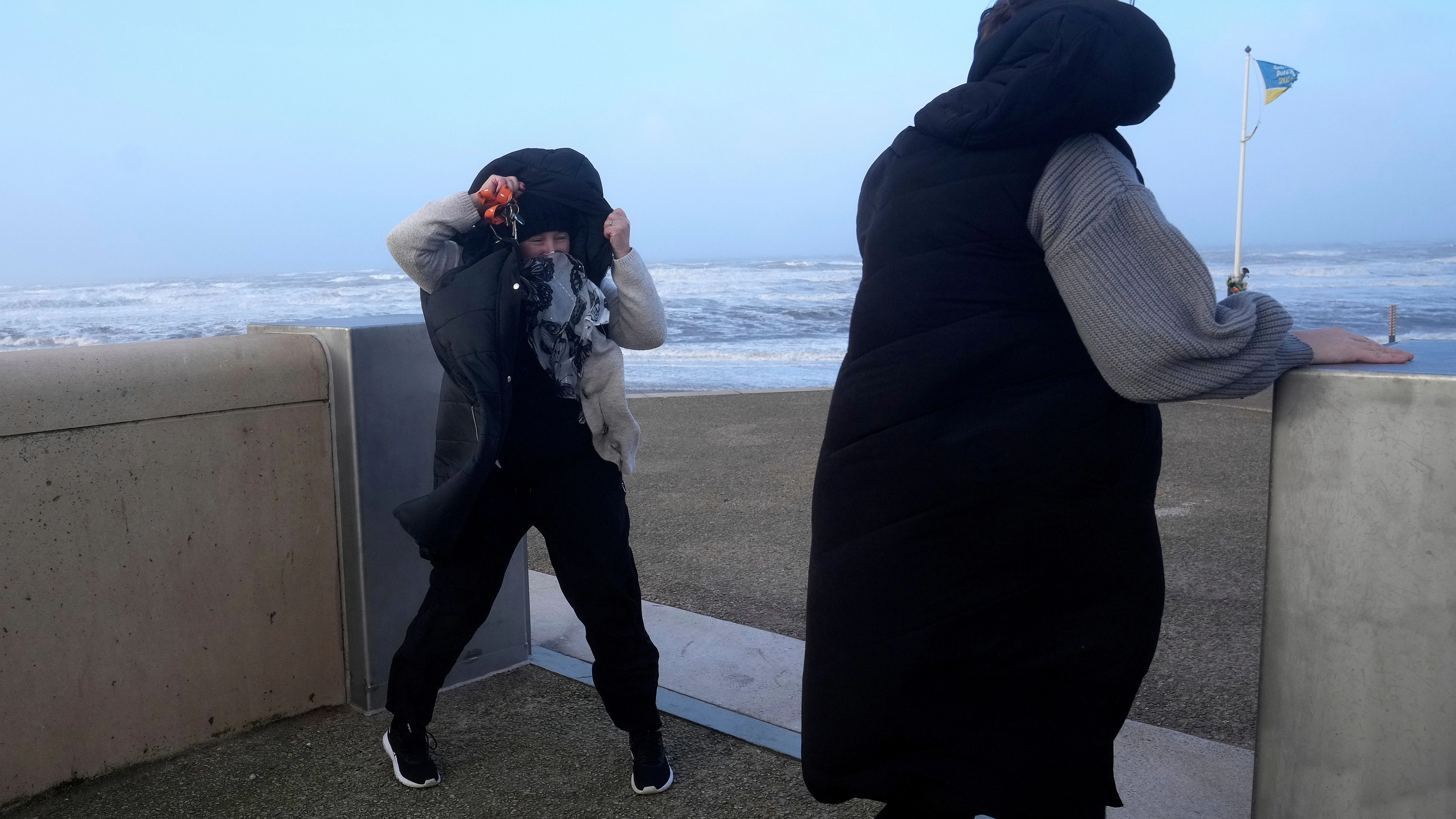 In Blackpool (England) kämpfen die Menschen mit dem Sturm. 