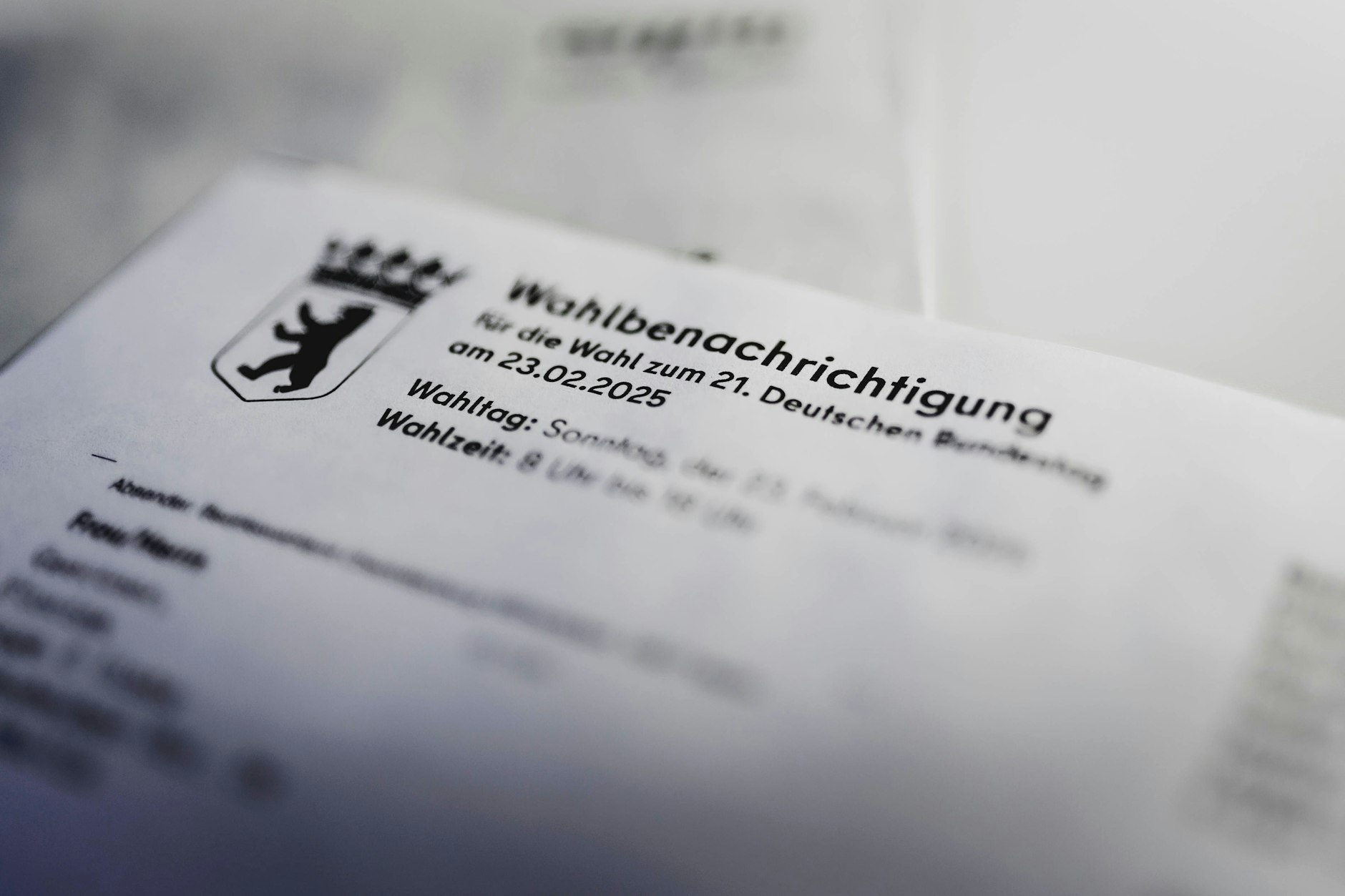 Bei den Berlinerinnen und Berlinern trudeln nach und nach die Wahlbenachrichtigungen ein. Doch hier ist Vorsicht geboten - Abzocker wollen Sie um Ihre Ersparnisse bringen!