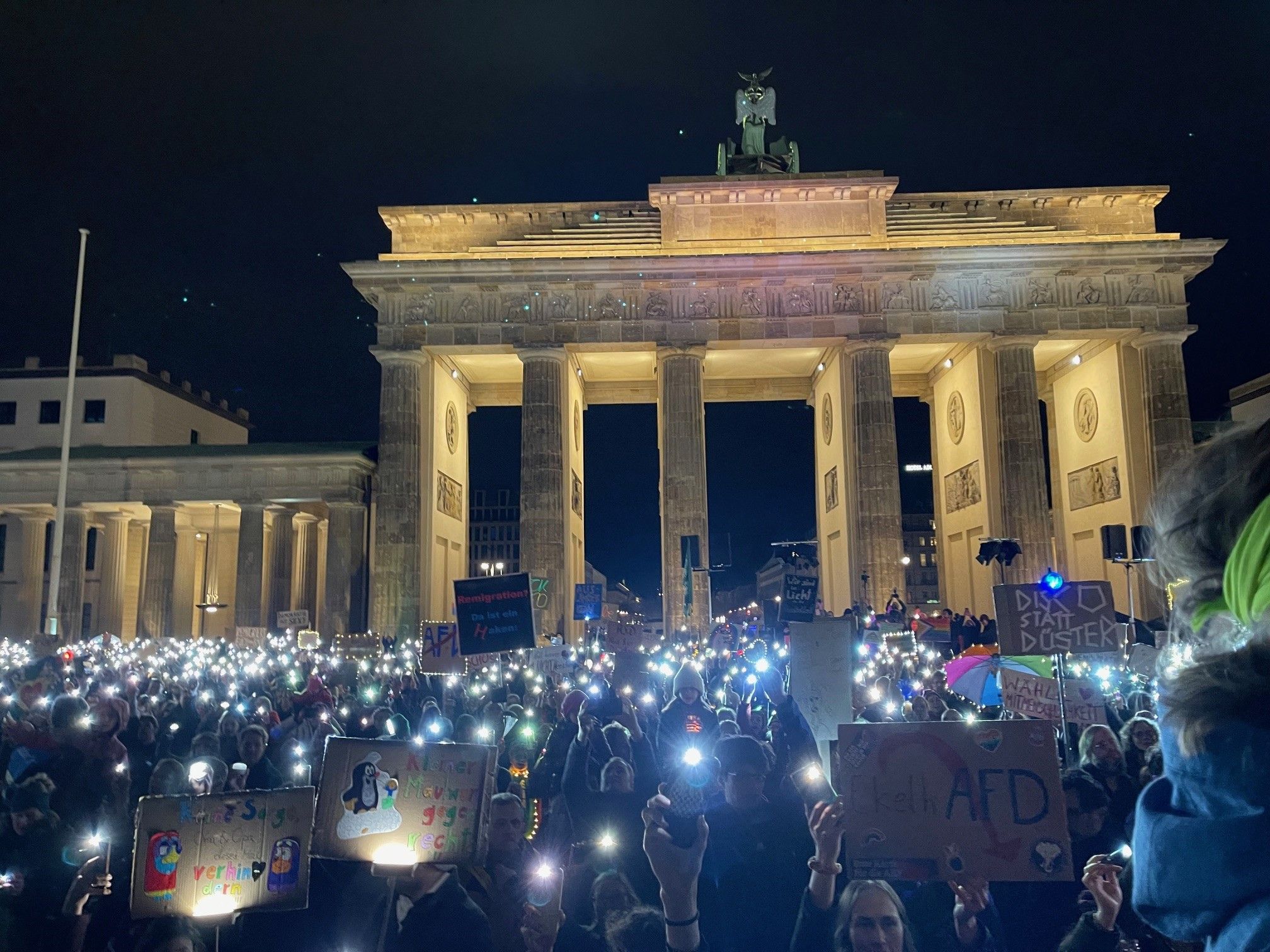 „Merz darf nicht Kanzler werden“: Zehntausende kommen zur Demo am Brandenburger Tor