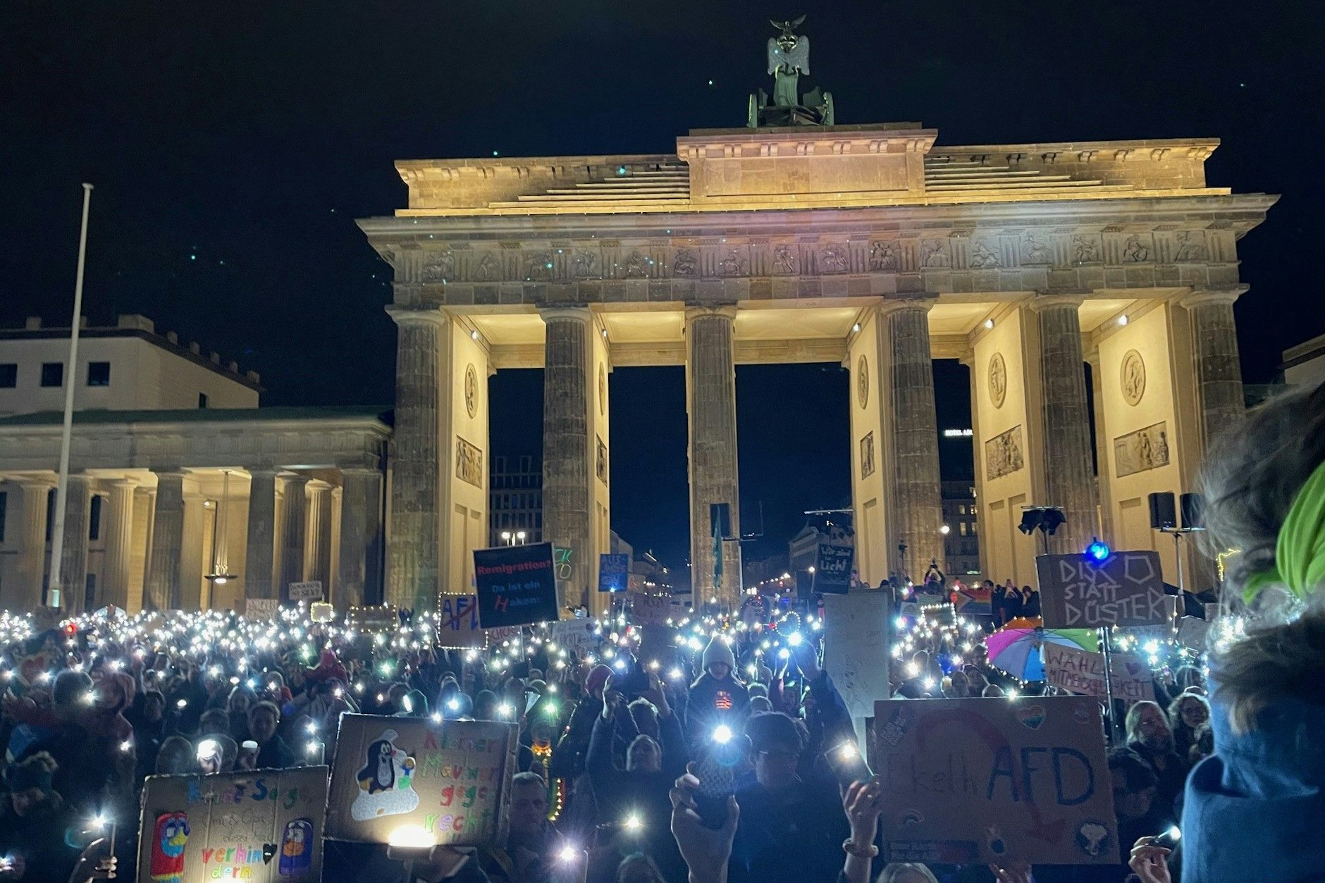 „Ganz Berlin hasst die AfD“: Mit Sprechchören und Lichtern demonstrieren Zehntausende Menschen am Brandenburger Tor gegen rechts.
