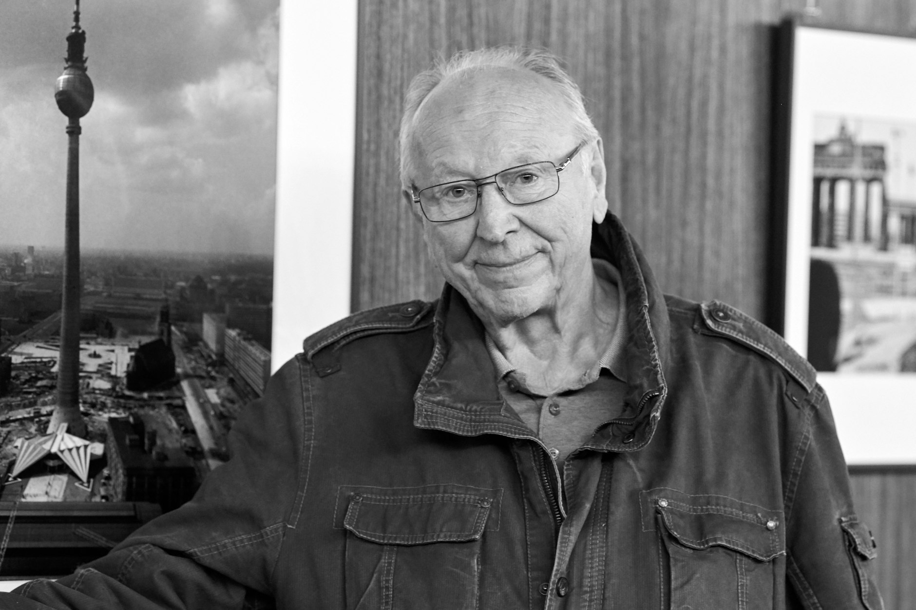 Thomas Billhardt steht vor seinen historischen Bildern im Fernsehturm. Der DDR-Fotograf starb jetzt.