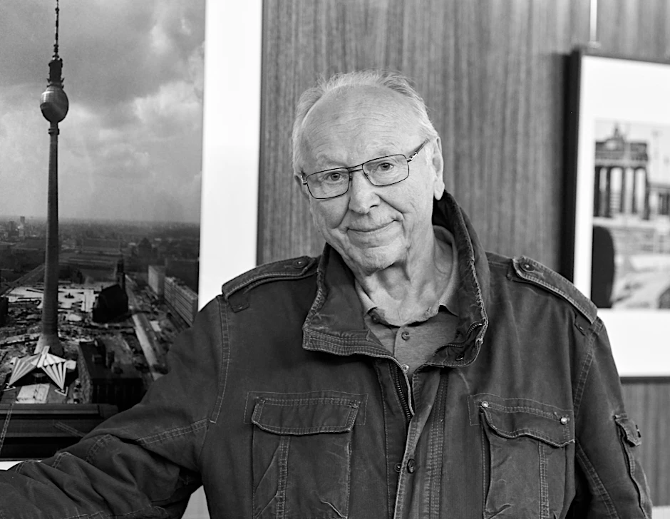 Thomas Billhardt steht vor seinen historischen Bildern im Fernsehturm. Der DDR-Fotograf starb jetzt.
