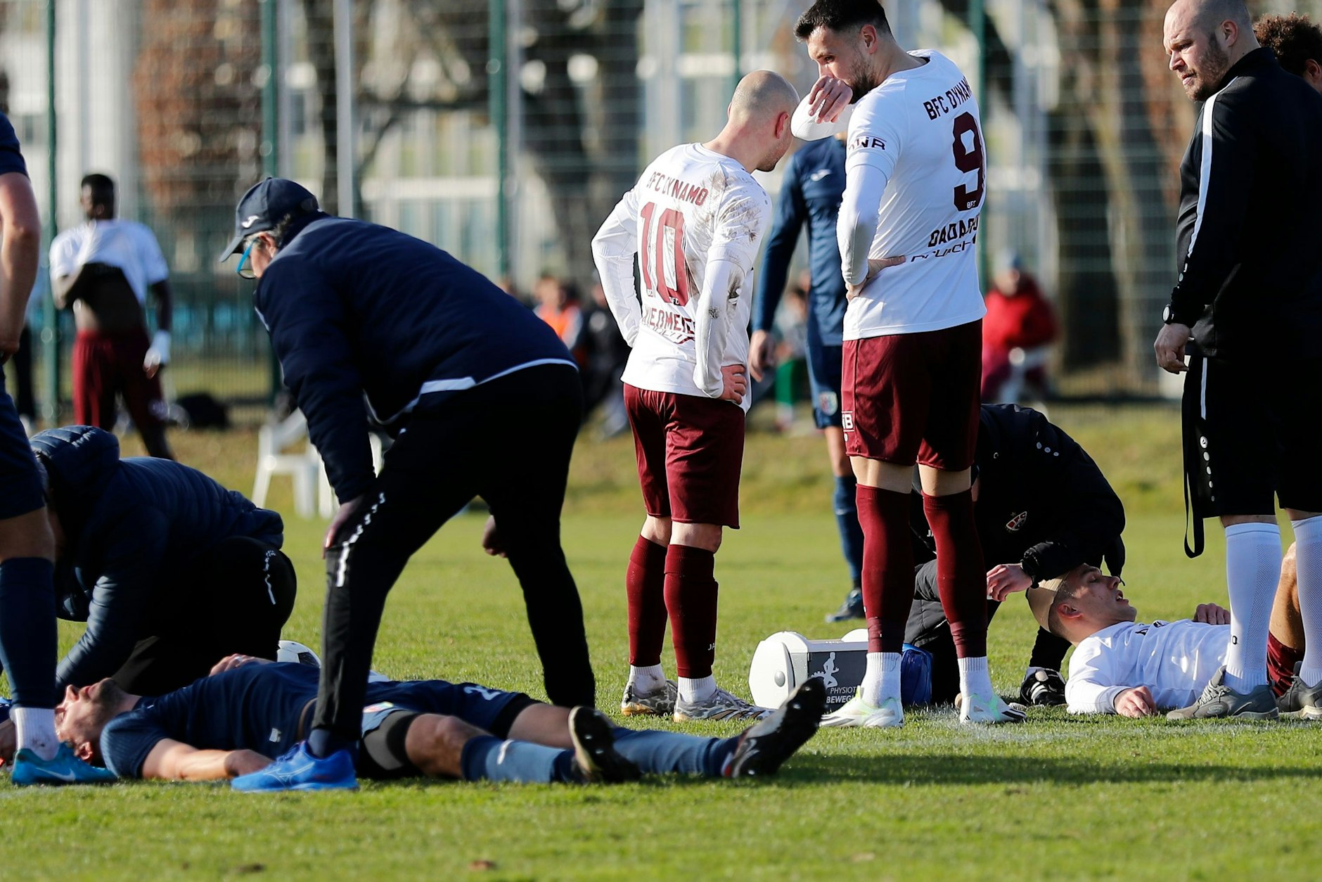 Bange Blicke auf den Boden: Babelsbergs Philipp Zeiger (l.) und BFC- Dynamo-Kapitän Chris Reher nach dem unglücklichen Zusammenprall.