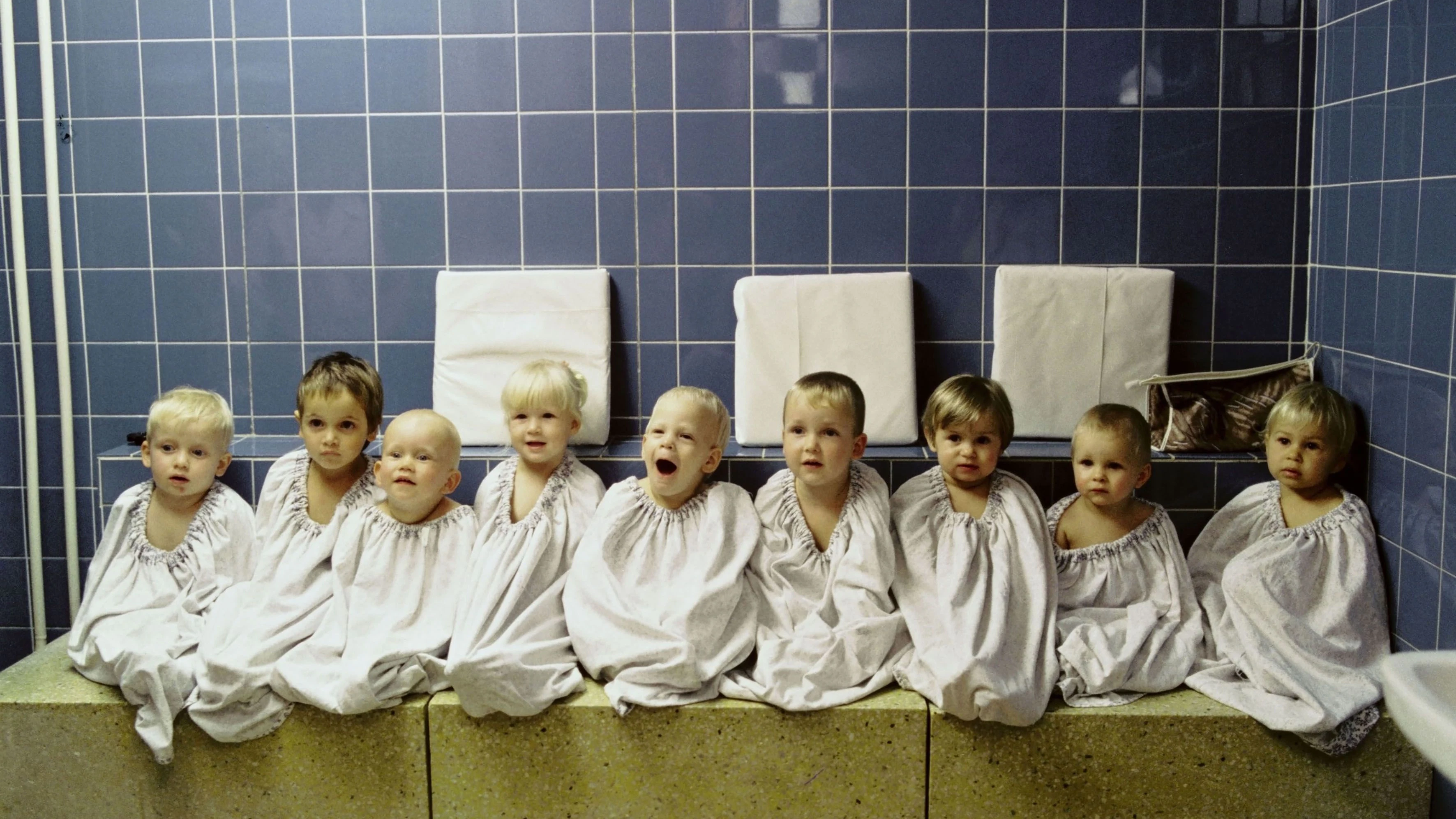 Im Ruheraum nach der Sauna in einer Kindertagesstätte Berlin, 1988.