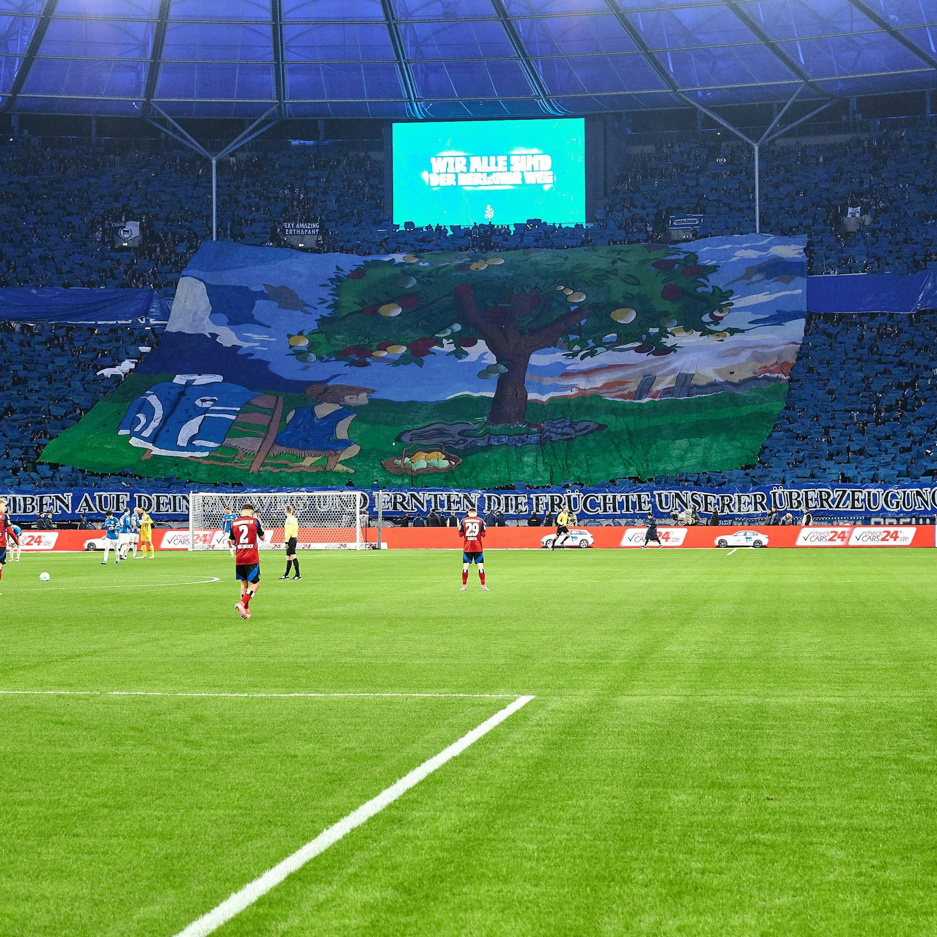 Eine gigantische Choreo in Gedenken an den verstorbenen Präsidenten Kay Bernstein schmückte die Ostkurve.