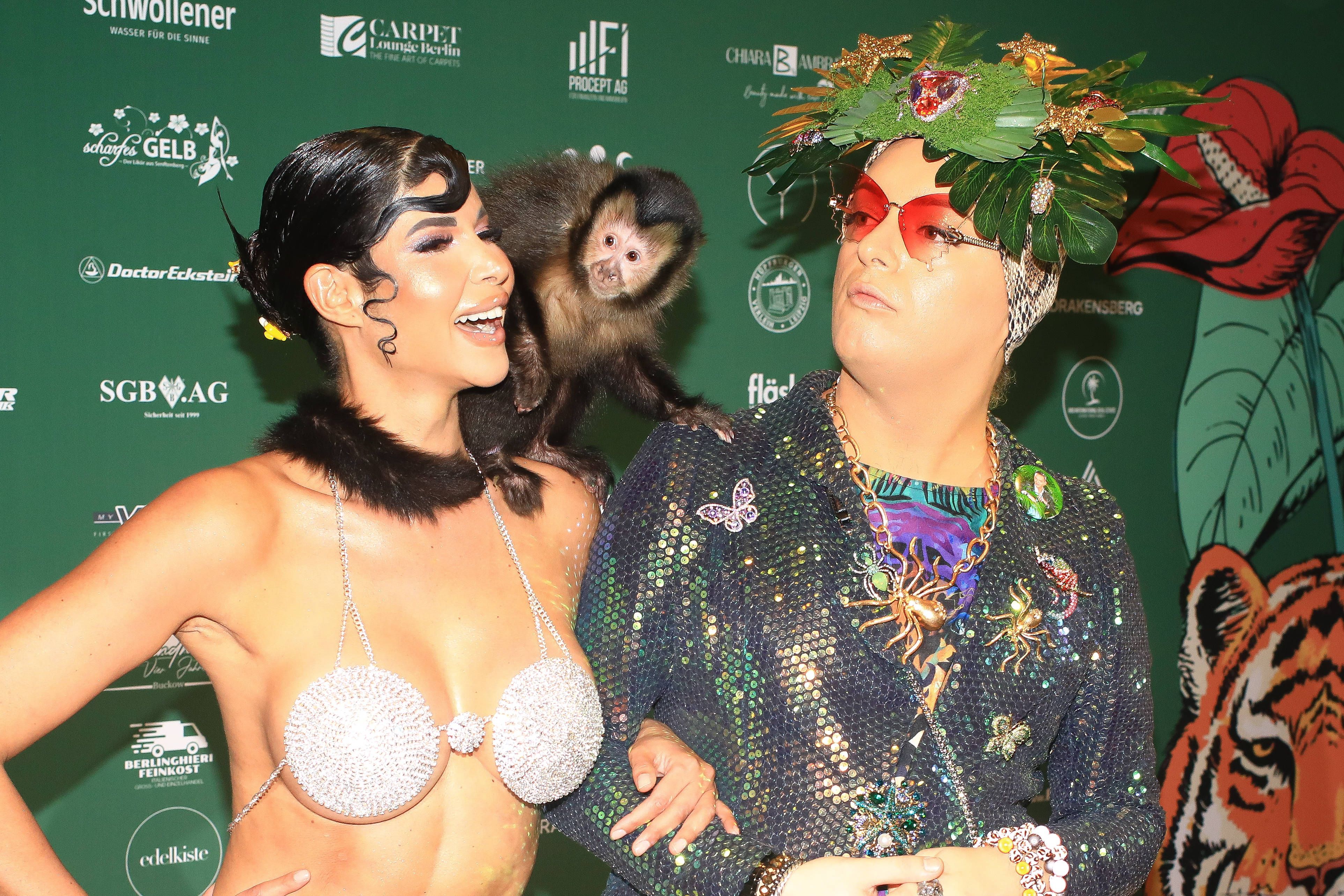 Skandal-Auftritt? Micaela Schäfer nimmt Affe mit auf den roten Teppich