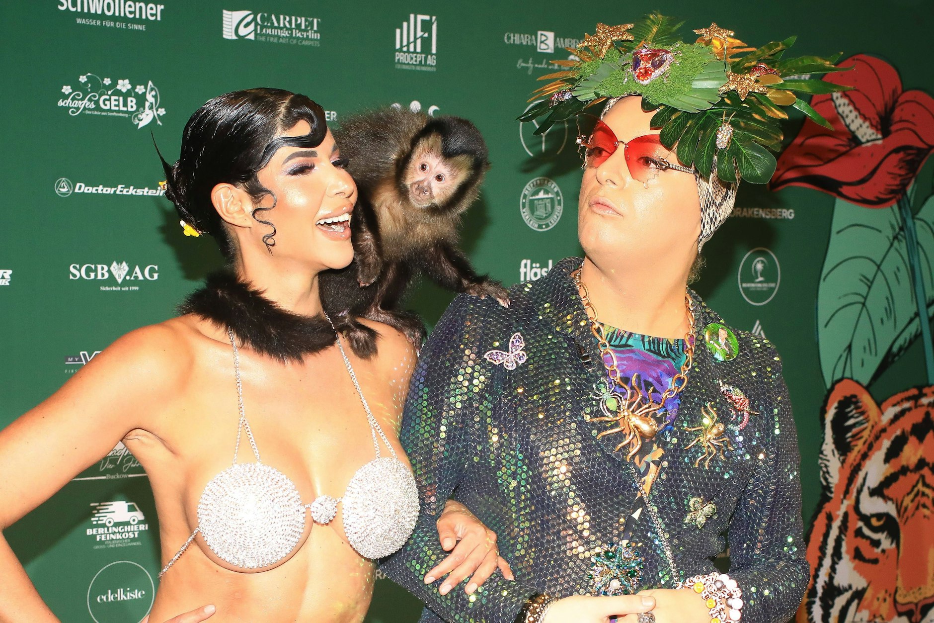 Micaela Schäfer und Julian F. M. Stoeckel mit Affe Sady auf dem roten Teppich.