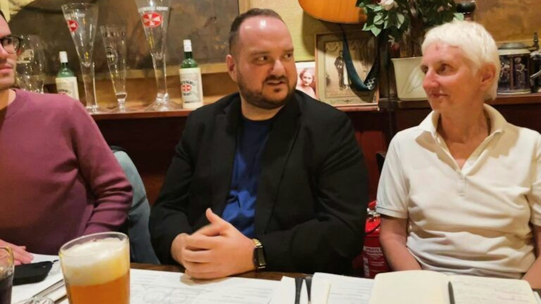 Berlins FDP-Generalsekretär Peter Langer am Stammtisch.
