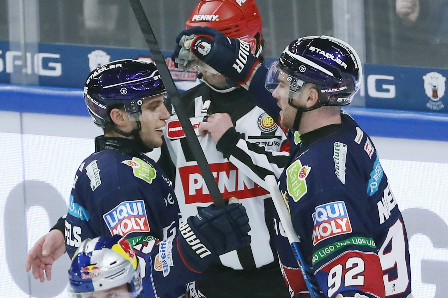 Vorlagengeber Marcel Noebels (r.) und Torschütze Freddy Tiffels feiern das 1:0 der Eisbären Berlin gegen Red Bull Müncchen.