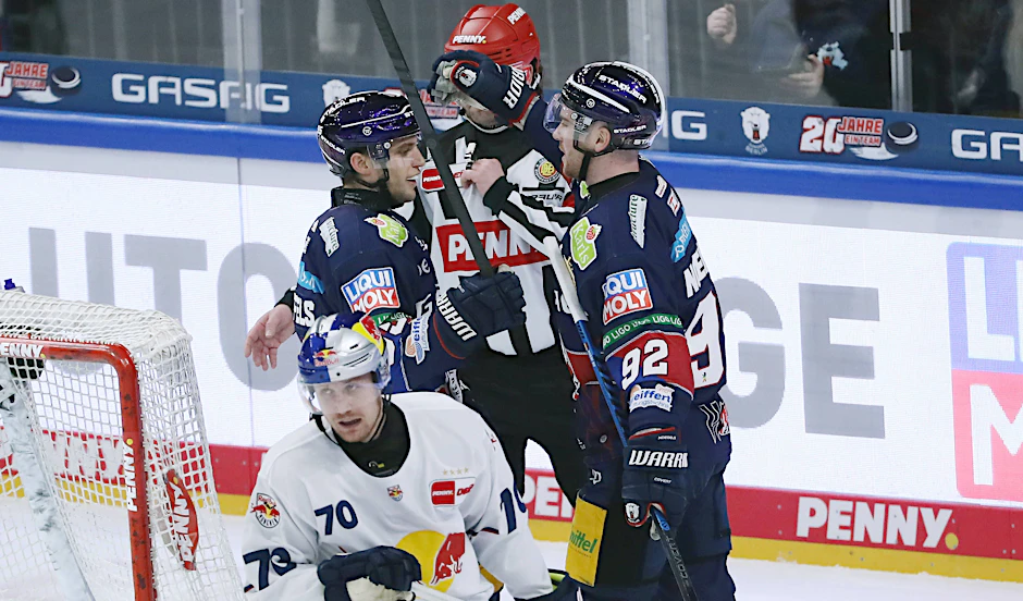 Vorlagengeber Marcel Noebels (r.) und Torschütze Freddy Tiffels feiern das 1:0 der Eisbären Berlin gegen Red Bull Müncchen.