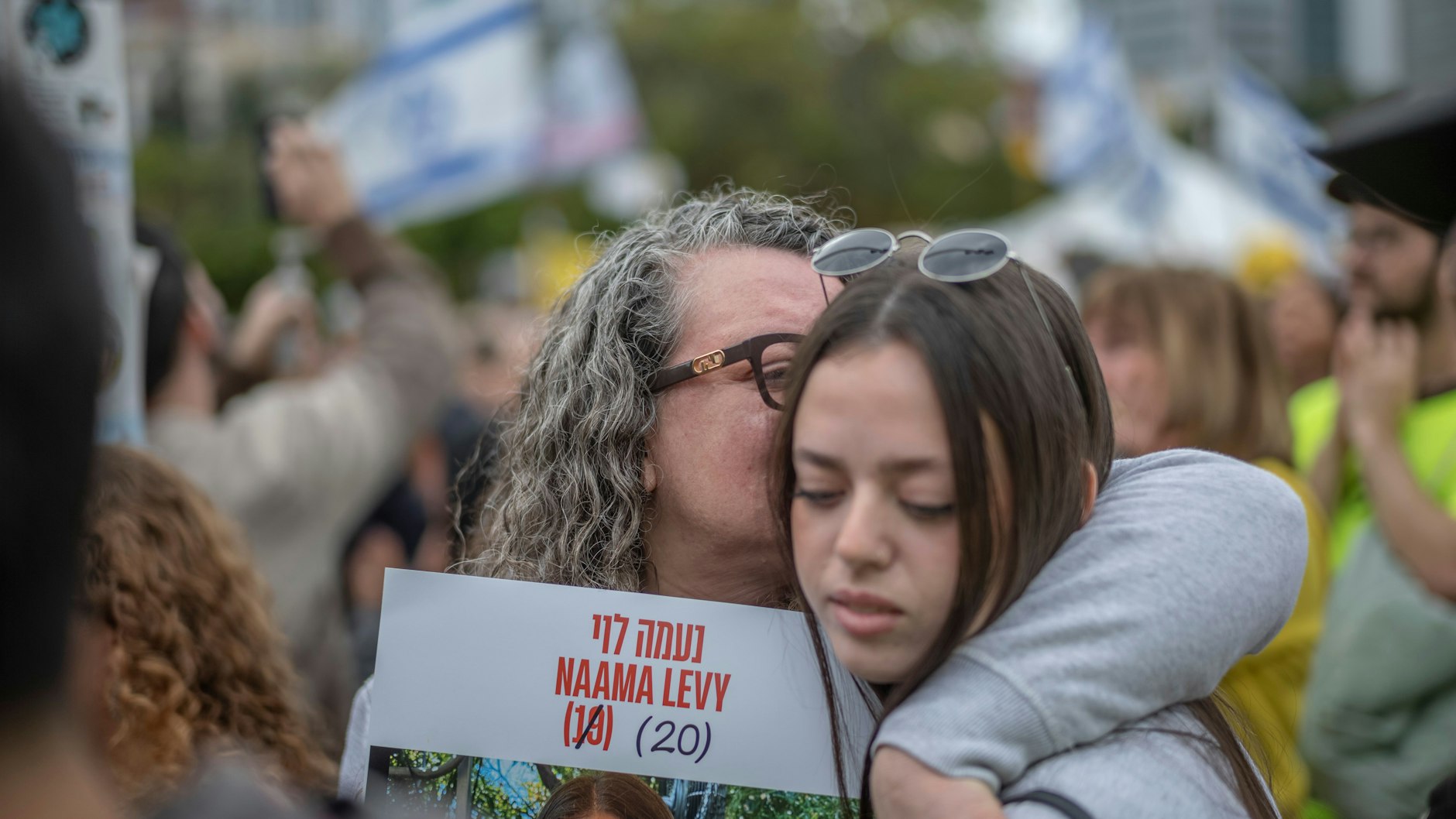 Israel, Tel Aviv: Im Zuge der Waffenruhe sind vier israelische Soldatinnen freigelassen worden – im Austausch gegen weitere palästinensische Häftlinge.