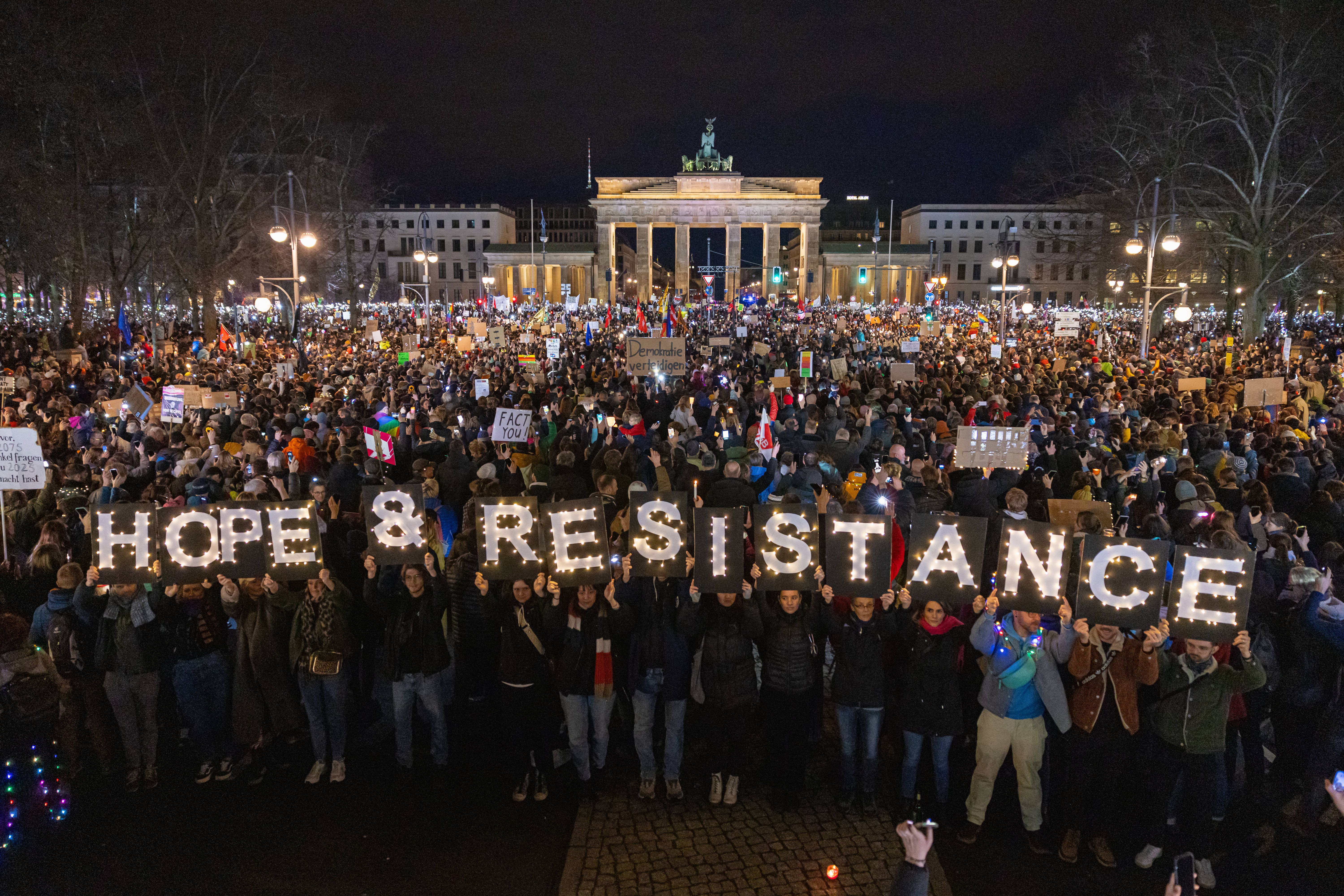 Image - Lichtermeer gegen rechts: Zehntausende gehen in Berlin auf die Straße