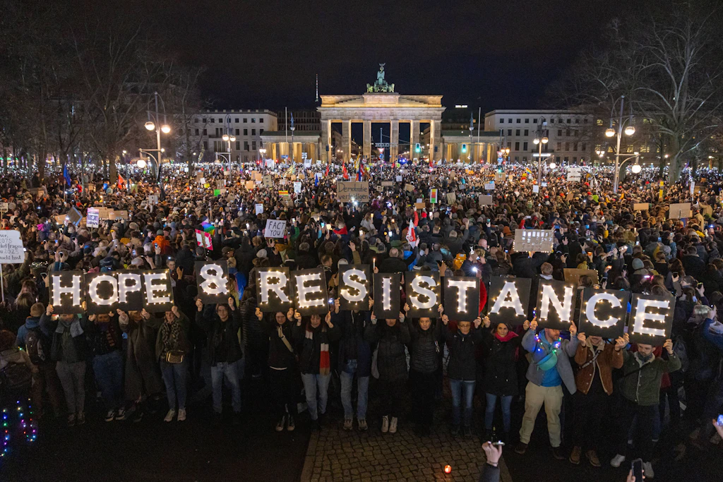 Lichtermeer gegen rechts: Zehntausende gehen in Berlin auf die Straße