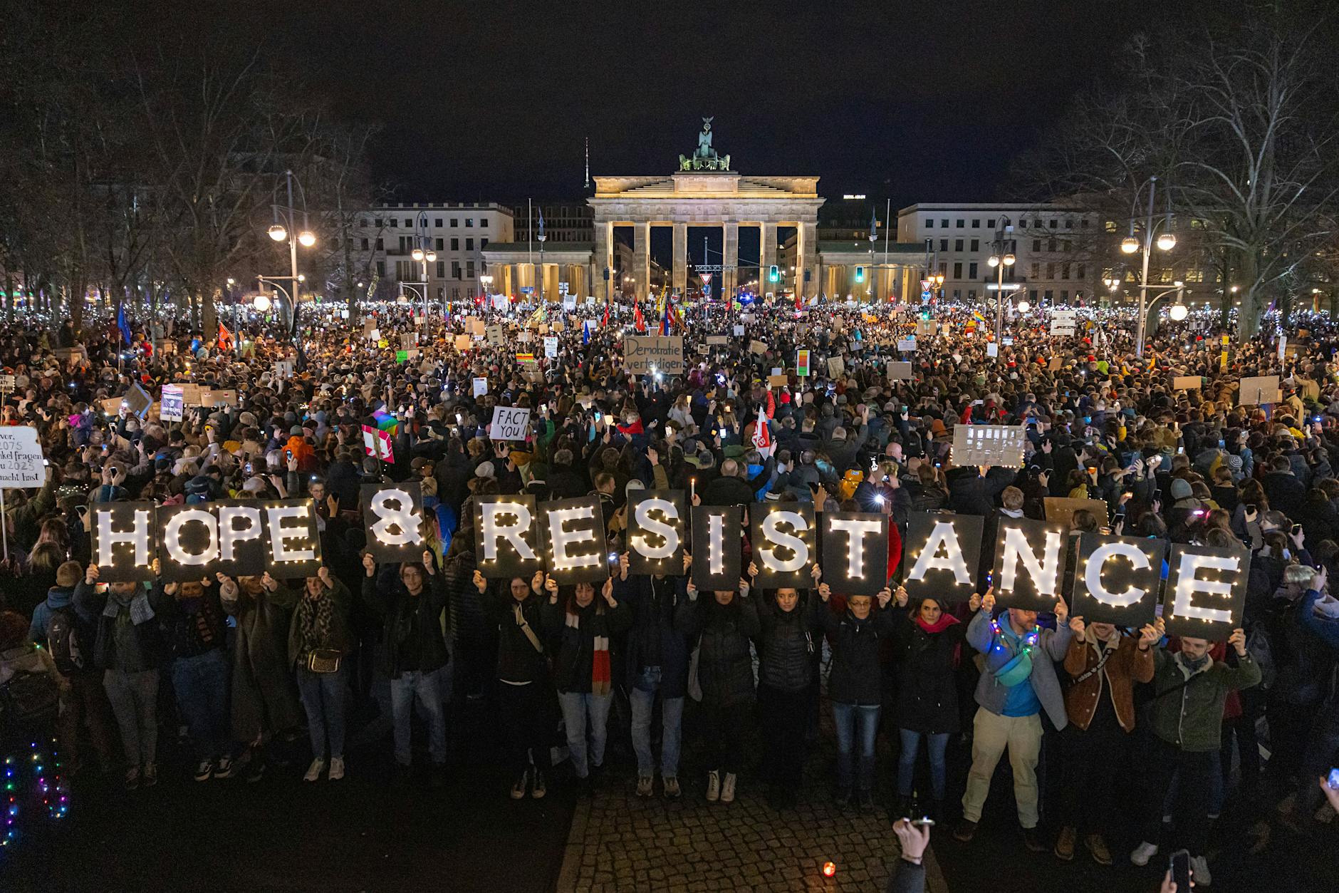 Lichtermeer gegen rechts: Zehntausende gehen in Berlin auf die Straße