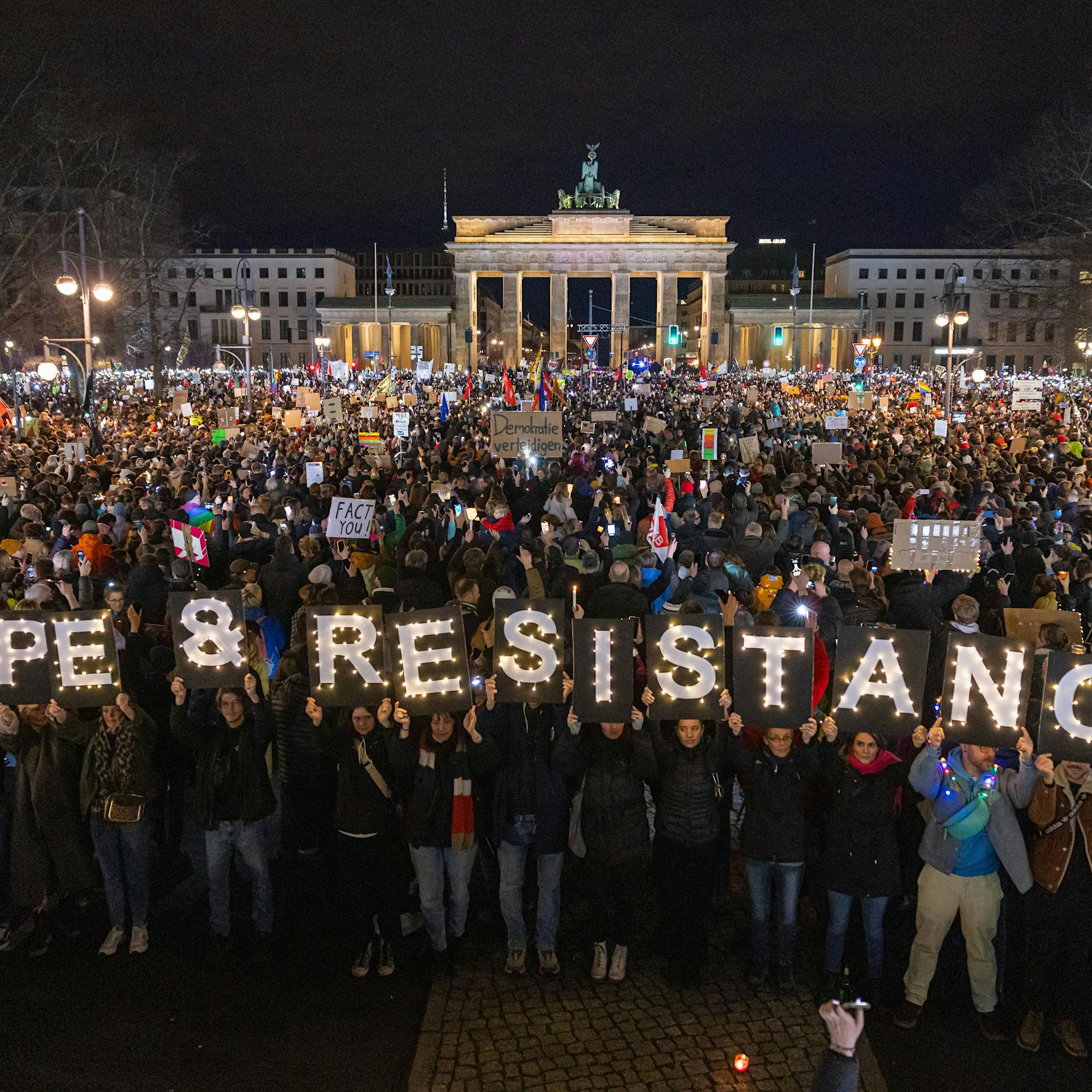 Lichtermeer gegen rechts: Zehntausende gehen in Berlin auf die Straße