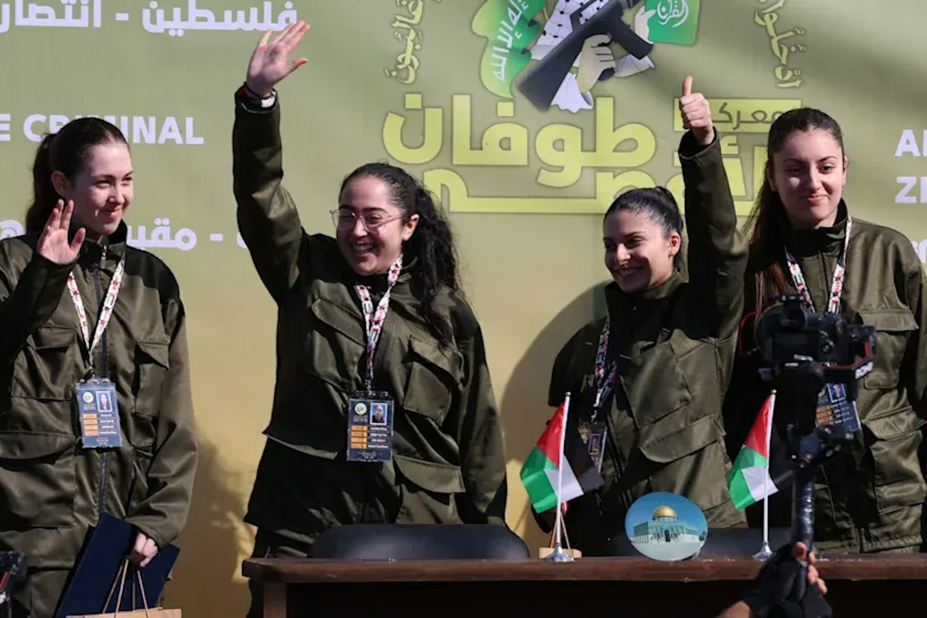 Die vier Hamas-Geiseln kurz vor ihrer Freilassung.