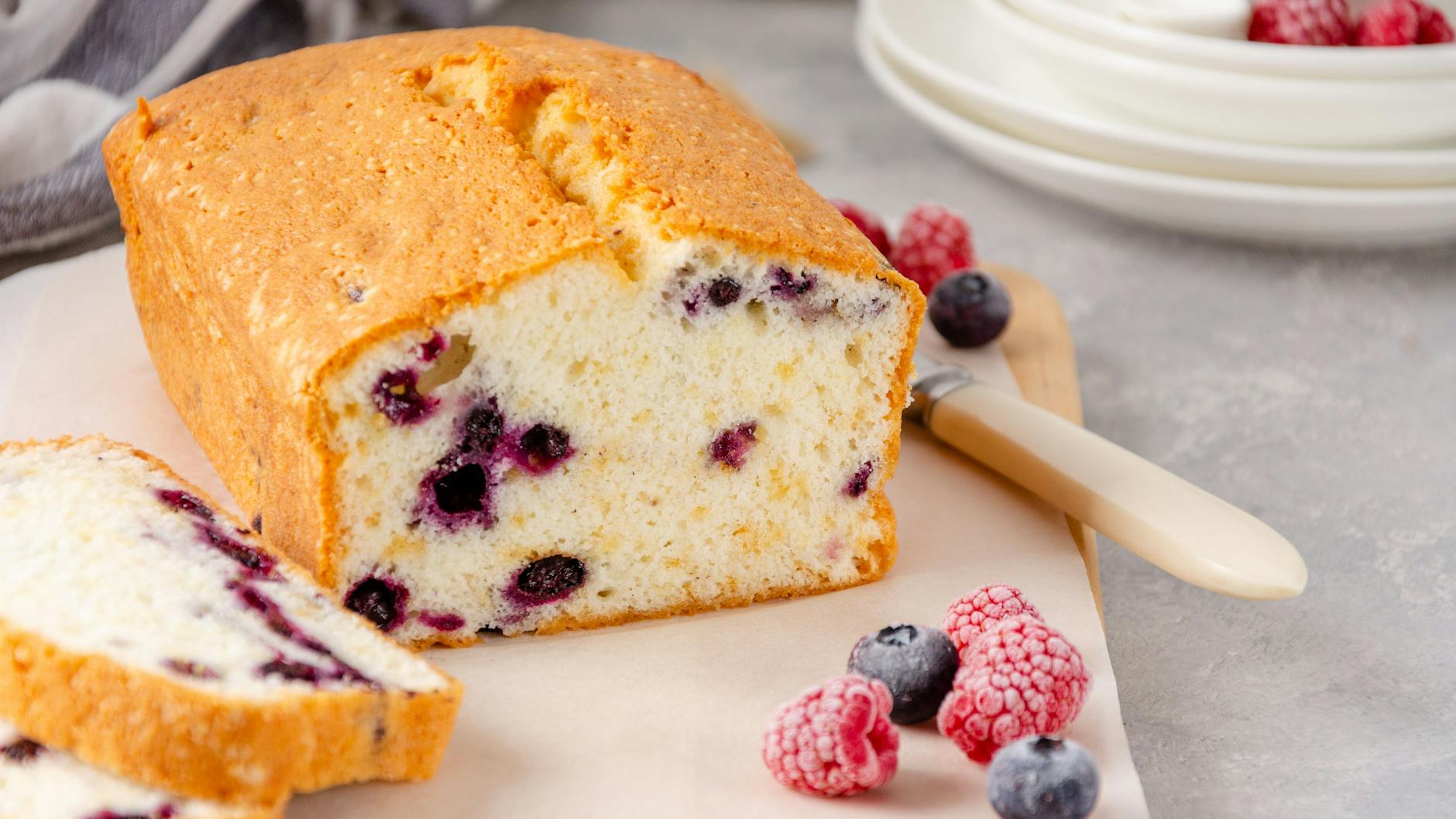 Wenn Sie Beeren im Tiefkühler vorrätig haben, können Sie dem Vanillekuchen noch eine fruchtige Note geben. Die Beeren einfach im fertigen Teig unterheben.
